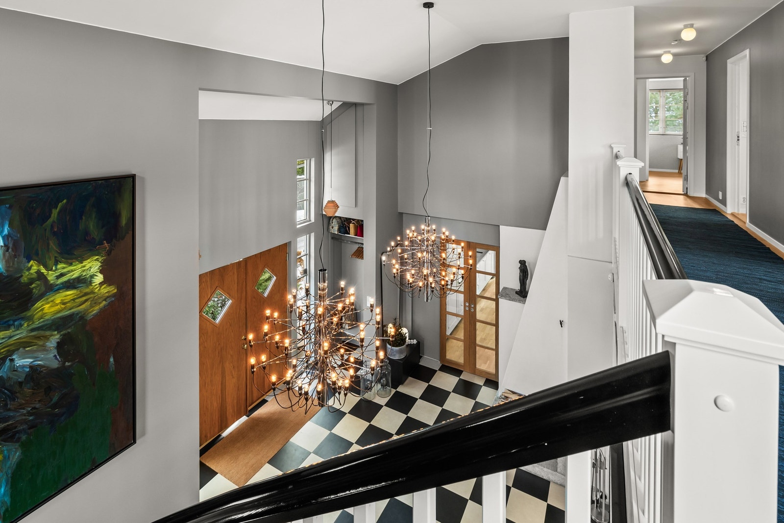 Hallen har et eksklusivt uttrykk, og gir en umiddelbar wow-effekt når man kommer inn i huset. Galleribilde