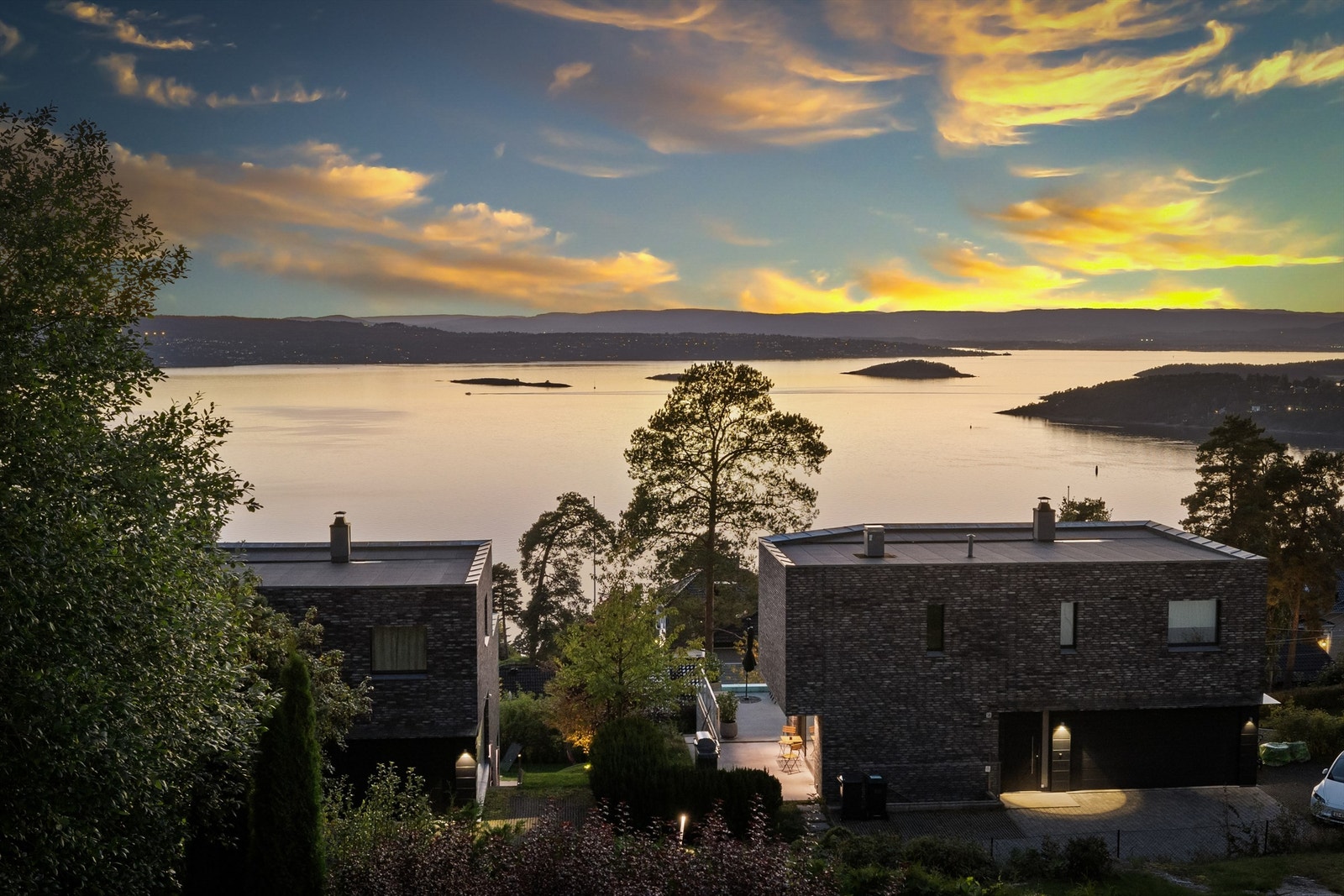 Både inne og ute nytes den fantastiske utsikten over Oslofjorden! Galleribilde
