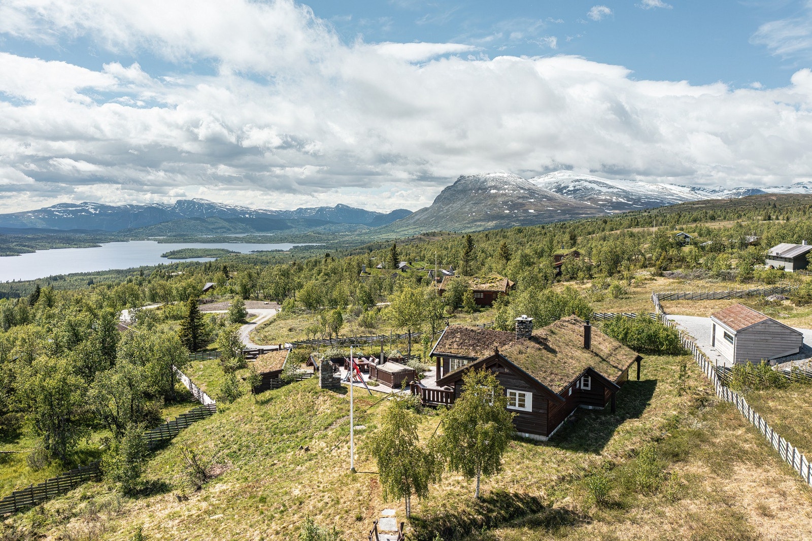 Idyllisk uteområde. Hele tomta er sauesikkert inngjerdet med to grinder og port. Galleribilde