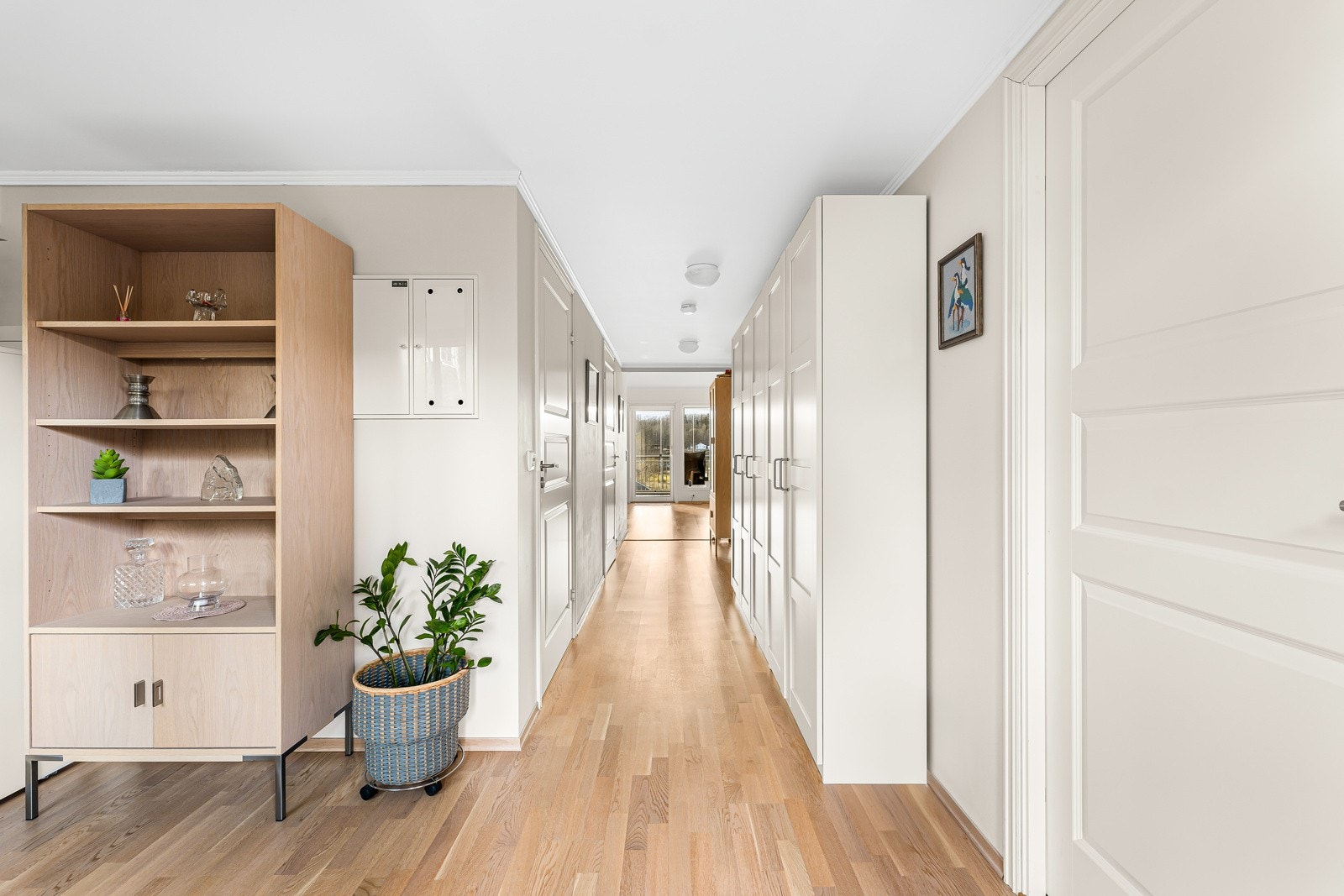 I gangen er det en rekke praktiske garderobeskap. Galleribilde