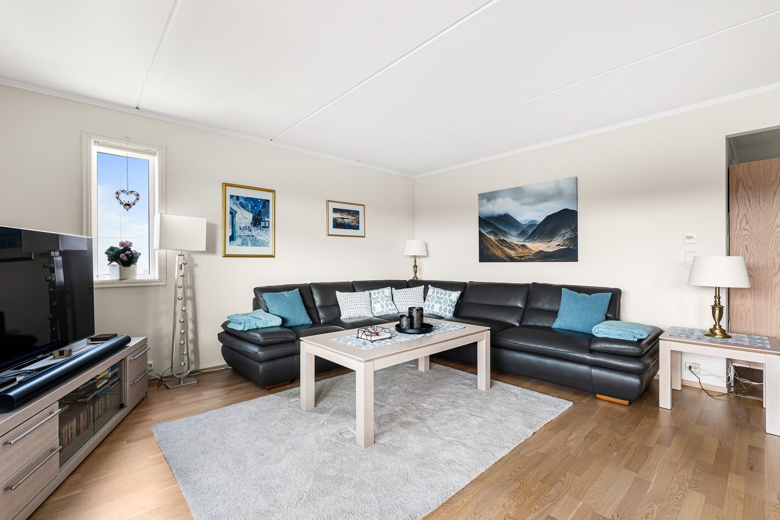 Boligen er oppvarmet med vannbåren gulvvarme. Galleribilde