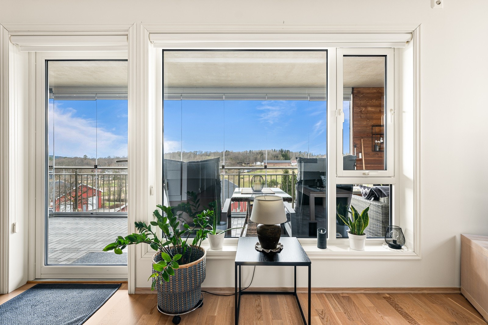 Store vindusflater sørger for rikelig med naturlig lysinnslipp. Galleribilde