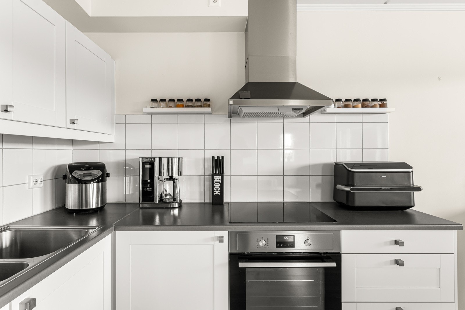 Innredningen fra Sigdal er utført med hvite, profilerte fronter og benkeplate i laminat. Videre er det integrert platetopp med stekeovn, oppvaskmaskin, kjøl-/fryseskap og kjøkkenvifte med mekanisk avtrekk. Galleribilde