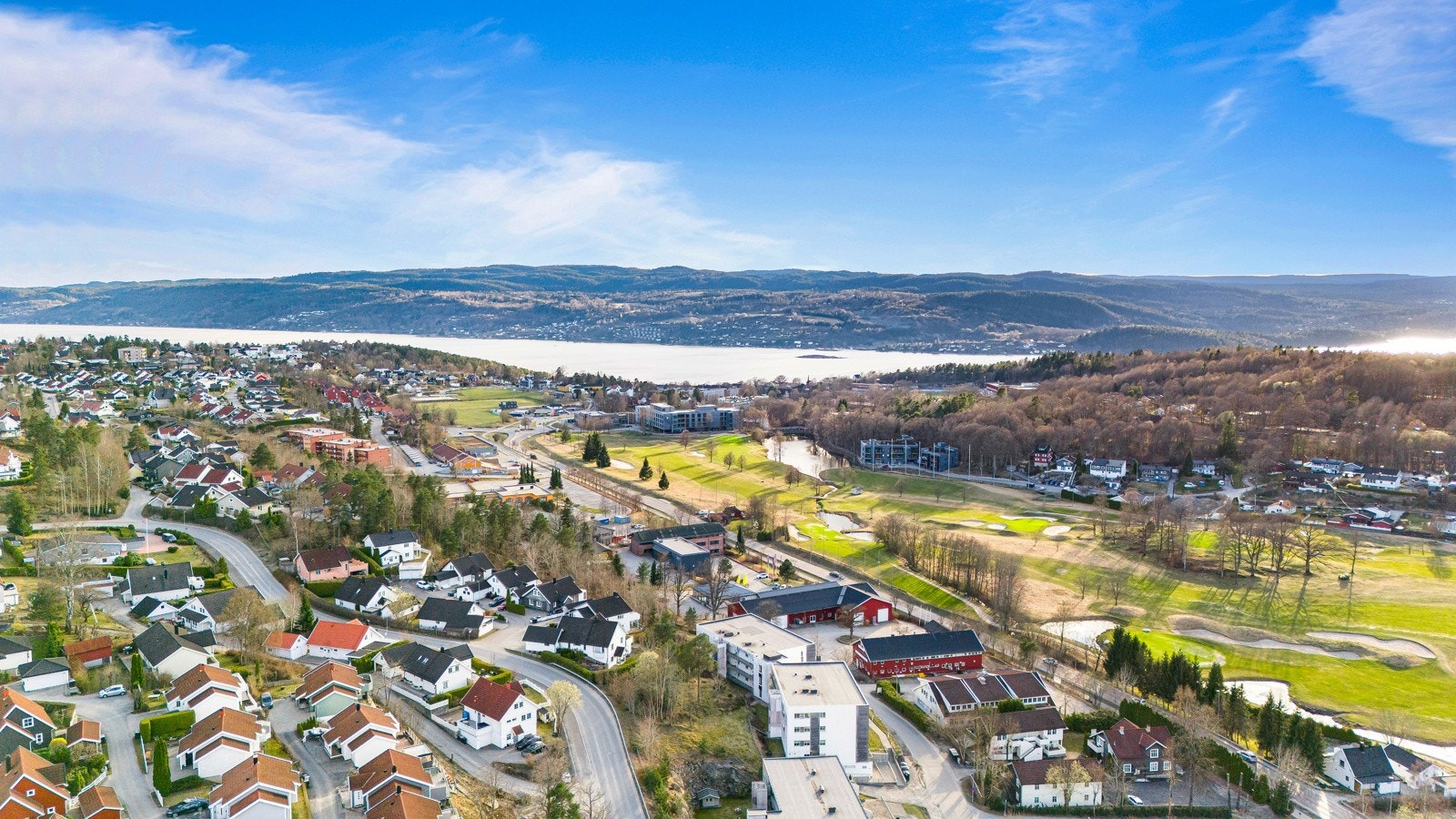 En kort spasertur unna ligger Amfi Drøbak City med flere butikker og cafeer. Galleribilde
