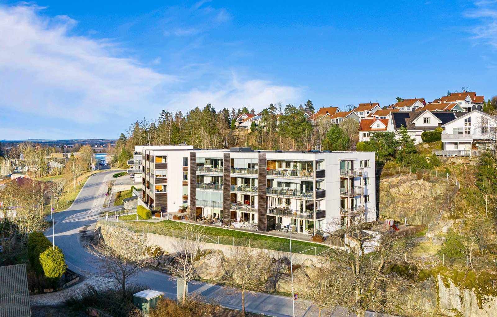 Dyrløkkeveien 6B ligger sentralt og fint til på Dyrløkke i Frogn kommune hvor man har kort vei til butikker og bussholdeplass med hyppige avganger til Drøbak, Ås/Ski og Oslo. Galleribilde