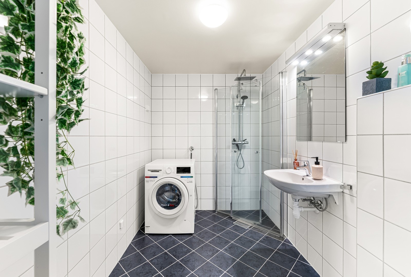 Leiligheten har to fullverdige bad, hvor det ene er kombinert som vaskerom. Galleribilde