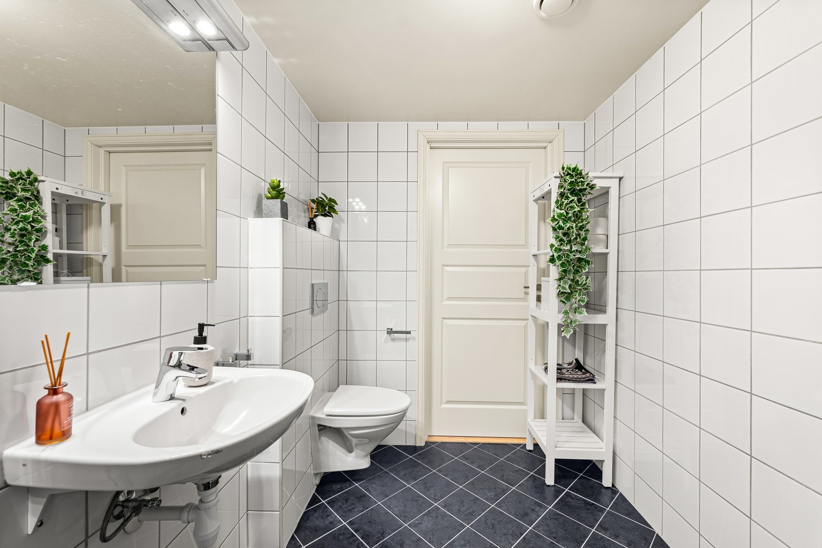 Begge badene har standard fra byggeår (2012), og utført med fliser på gulv med gulvvarme, fliser på vegger og malte flater i tak. Galleribilde