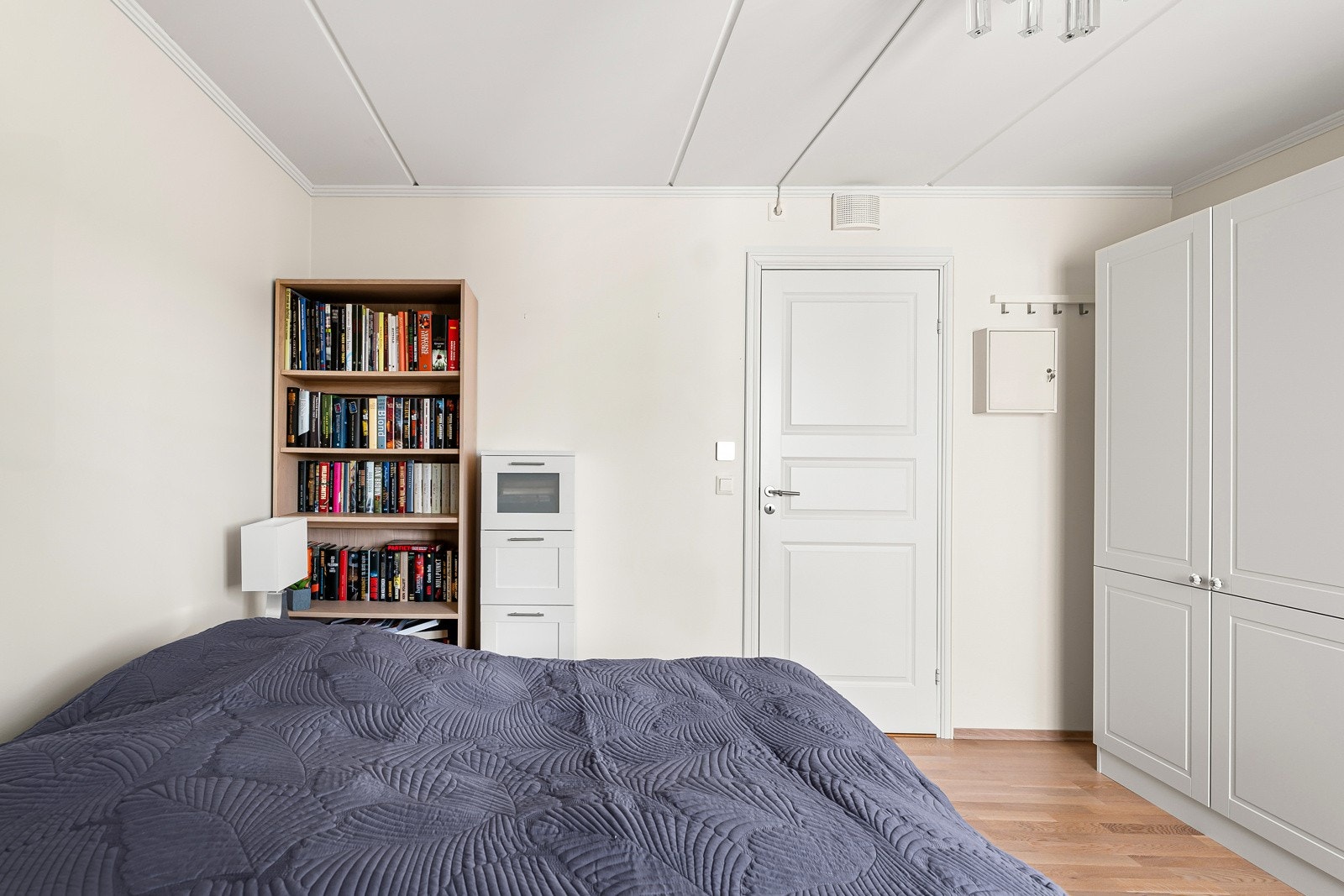 Klesoppbevaring i garderobeskap. Galleribilde