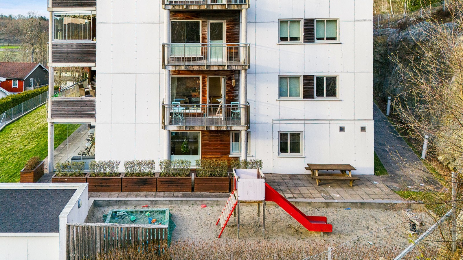 Hyggelig lekeplass for de minste på hjørnet av blokka. Galleribilde