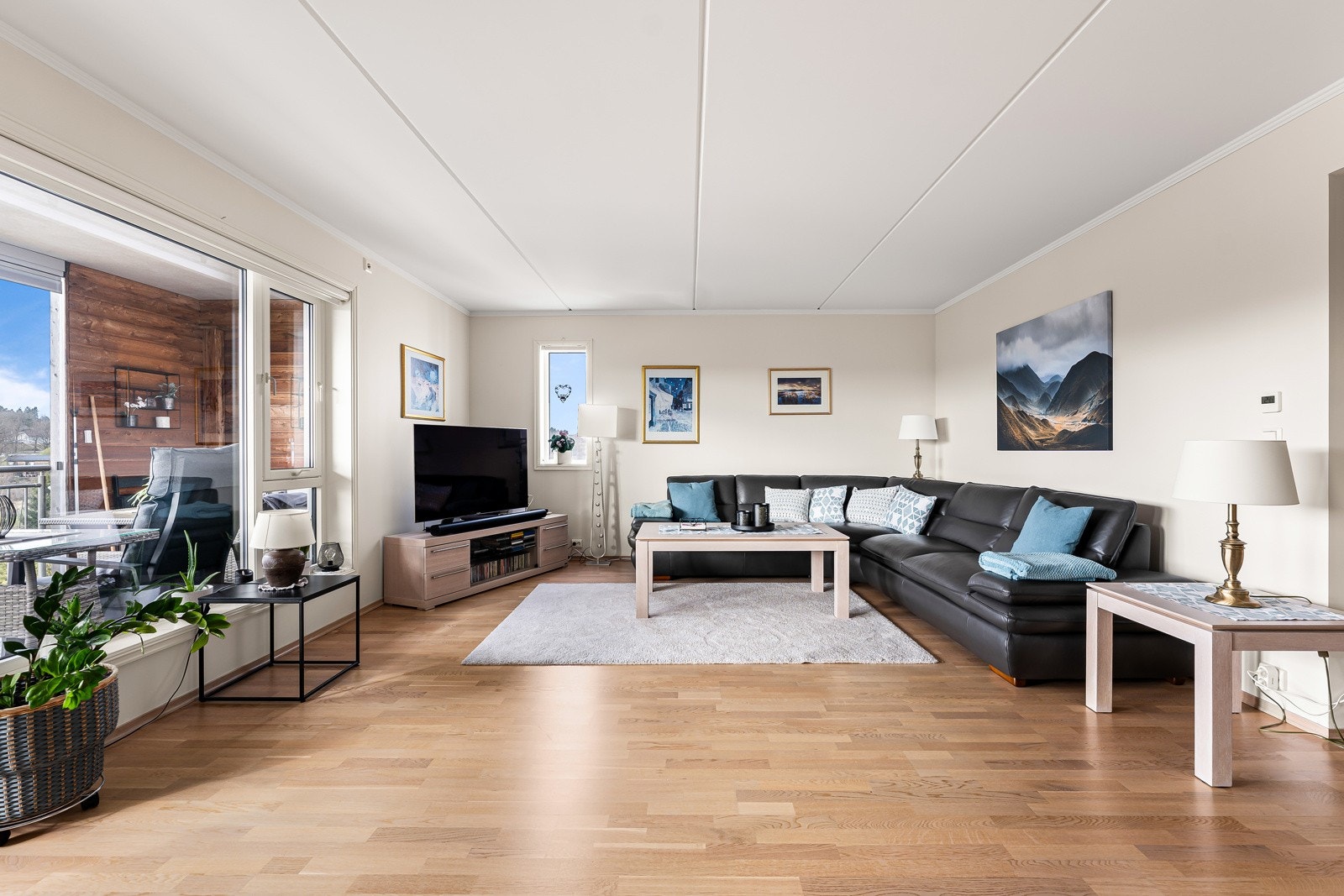 Stuen er lys og fin med gode møbleringsmuligheter. Galleribilde