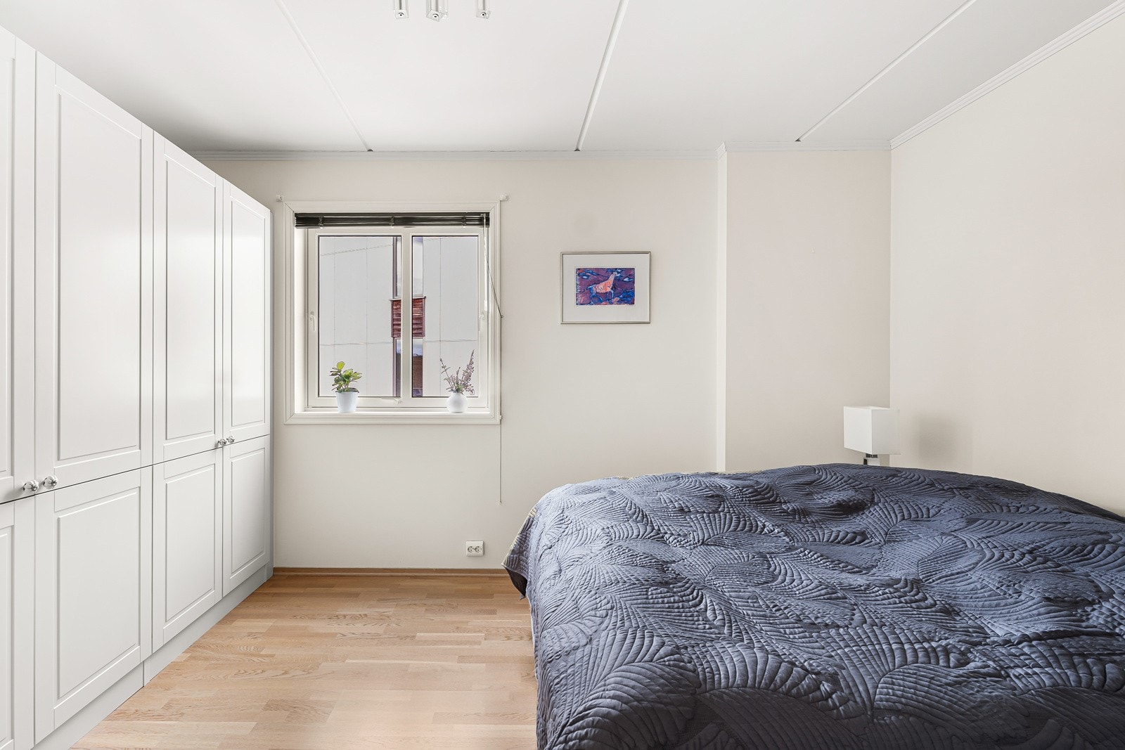 Hovedsoverommet er romslig med god plass til dobbeltseng og tilhørende nattbordsmøblement. Galleribilde