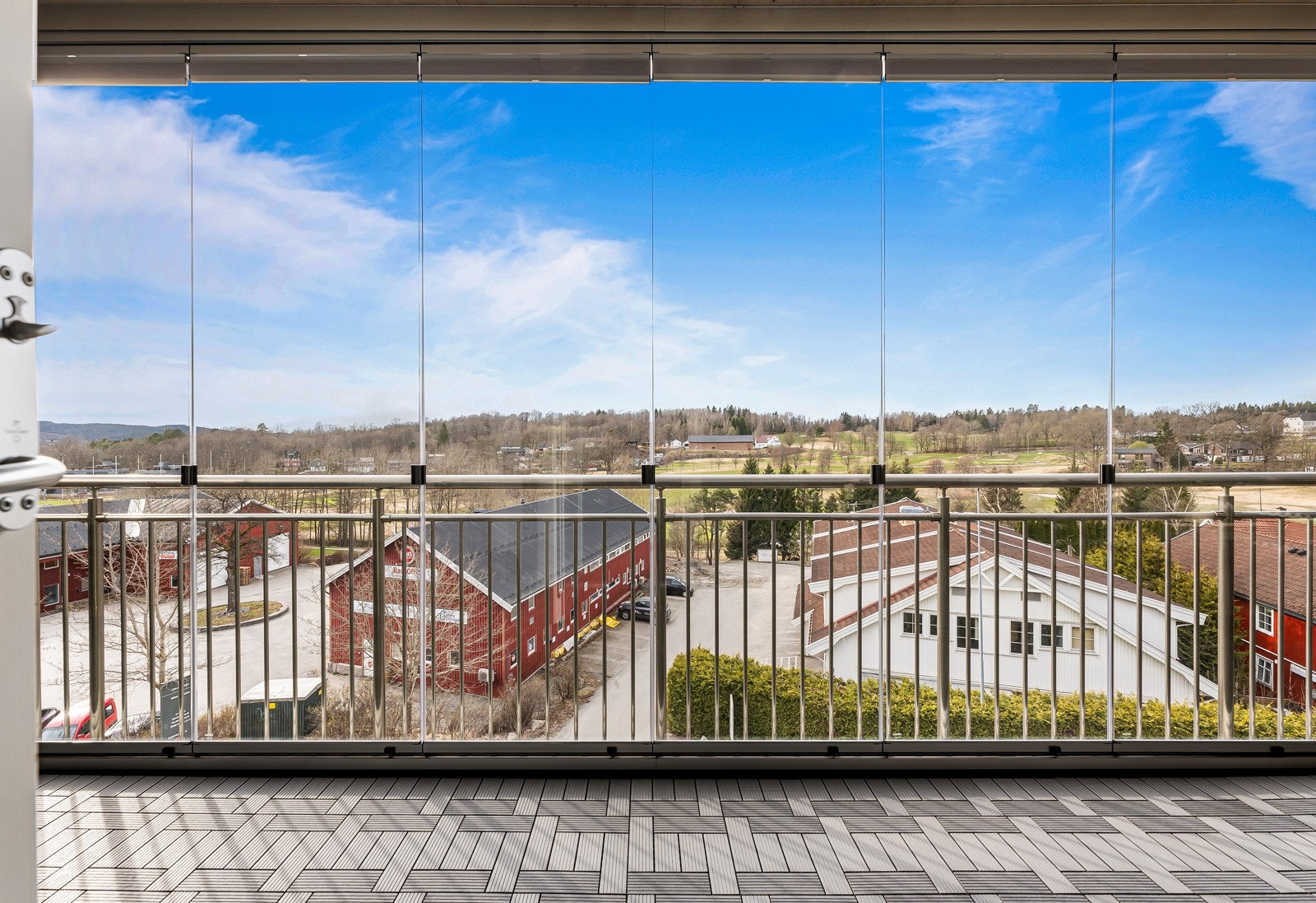 Den innglassede balkongen gir deg muligheten til å nyte solnedgangen i rolige omgivelser. Galleribilde