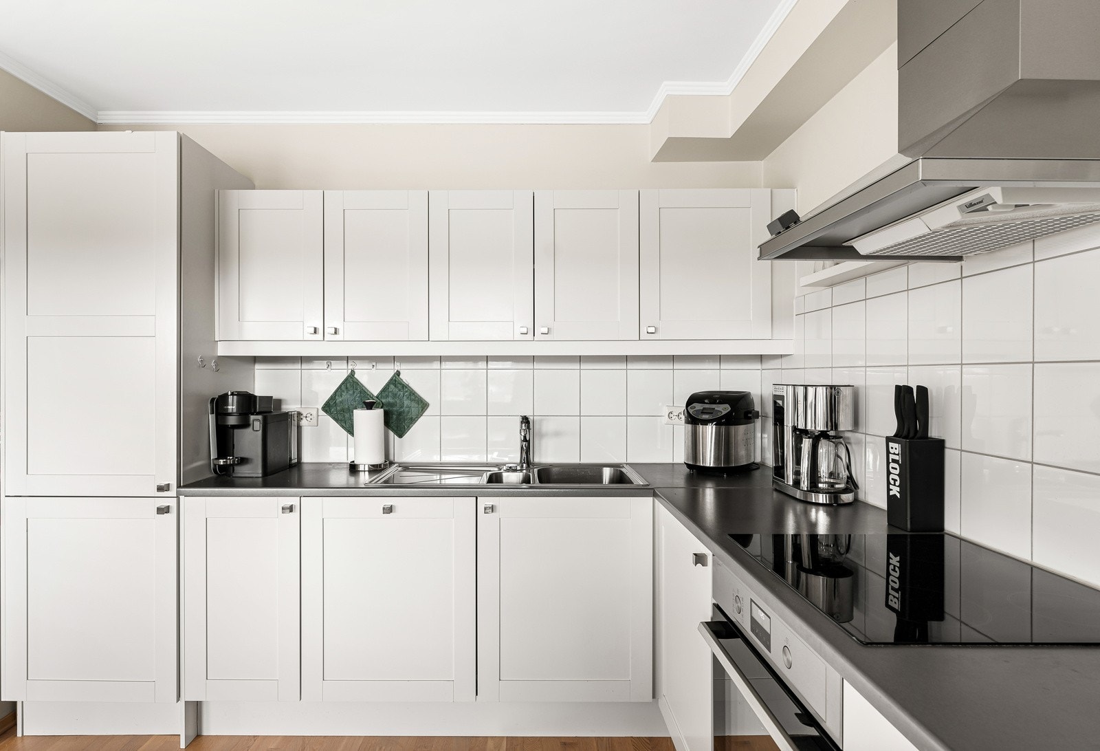 Veggene over benkeplaten er flislagt, og det er montert Waterguard. Galleribilde