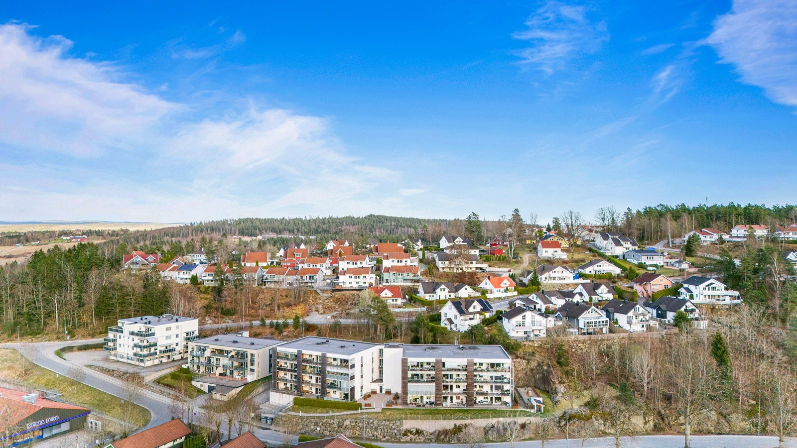 Det er flotte skogområder med fine utstier i Seierstenmarka, Trolldalen og Fjøseråsen, golfbane og lysløype med kunstsnøproduksjon. Videre byr nærheten til Oslofjorden på mange badestrender i nærmiljøet. Galleribilde