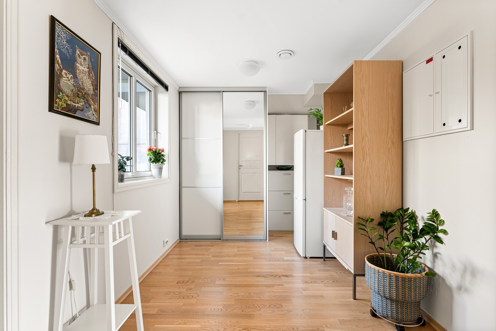 Den romslige entréen har en praktisk skyvedørsgarderobe, samt god plass til ulike innredningsmuligheter. Galleribilde