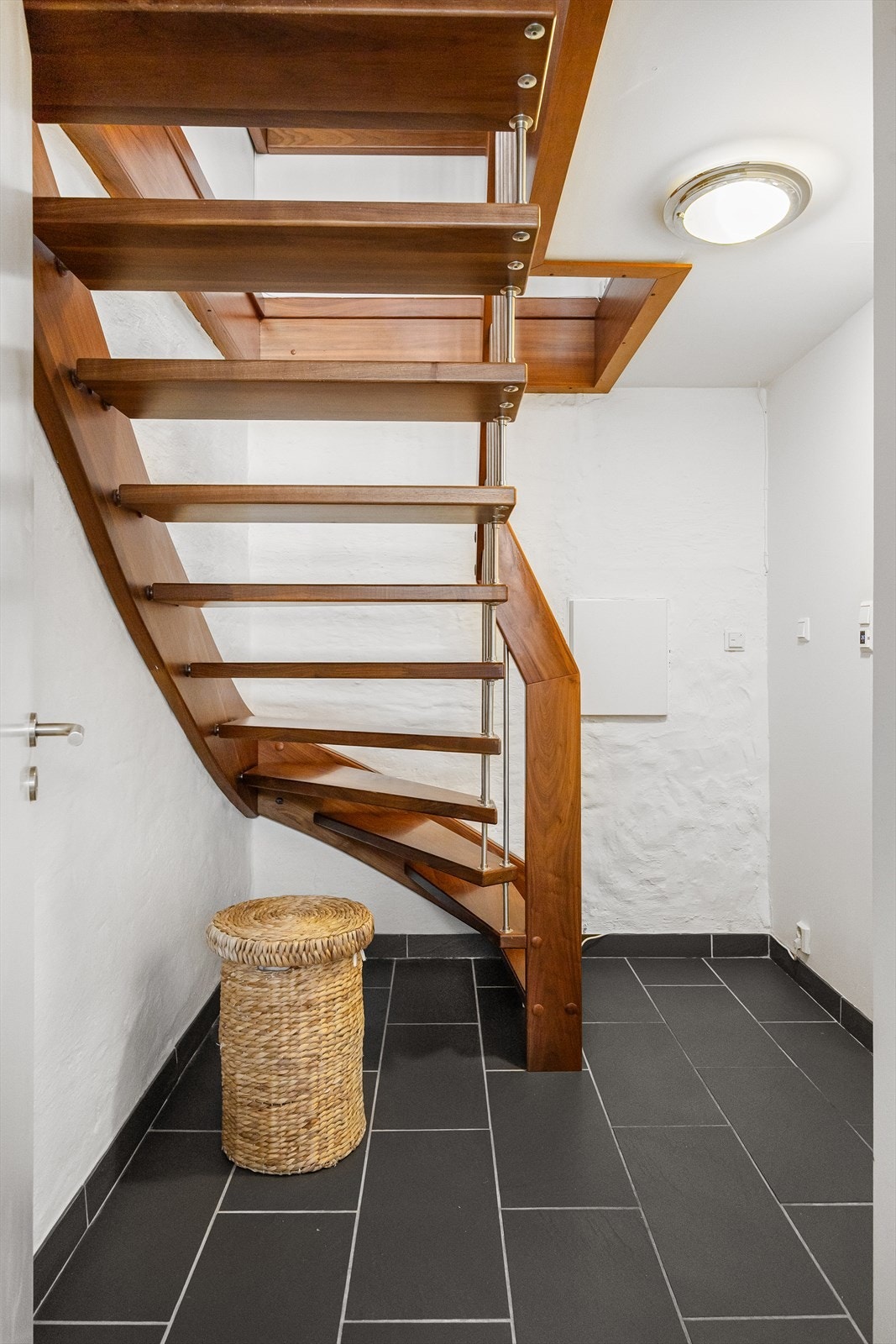 Ned trappen til underetasjen er det god plass til lagring. Gulvvarme. Galleribilde