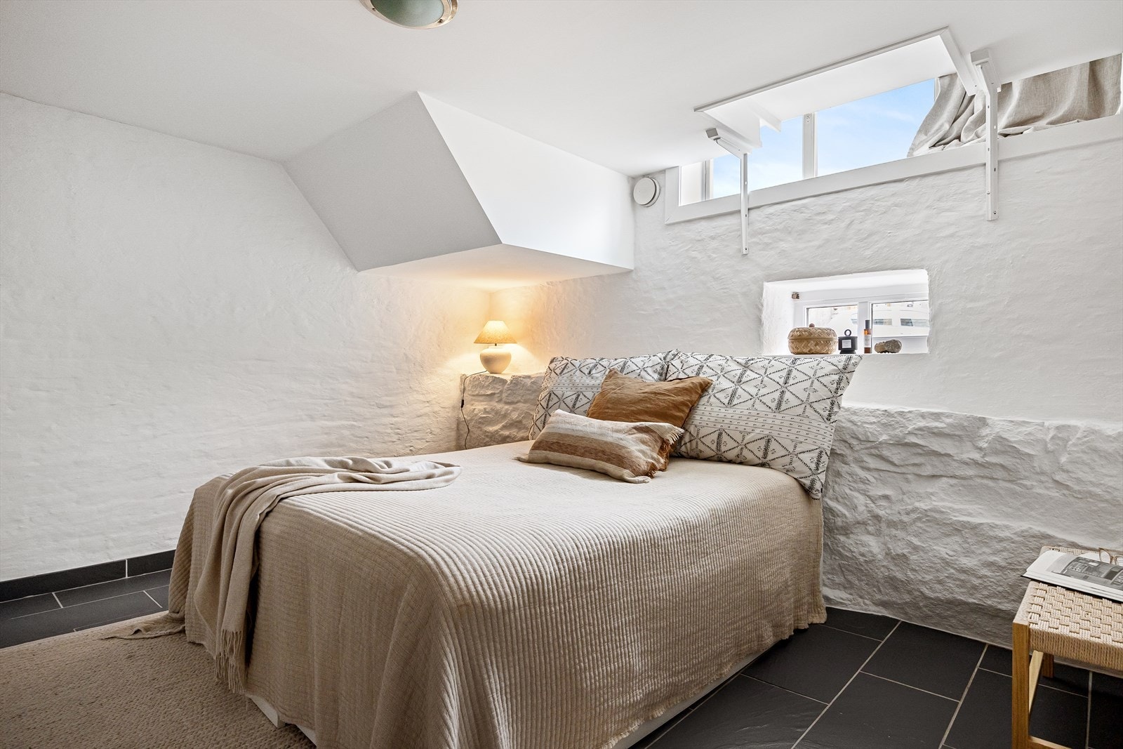Romslig og luftig soverom med stor skyvedørsgarderobe som gir rikelig med oppbevaringsplass. Det er god plass til dobbeltseng, nattbord, kommode og øvrig møblering. Galleribilde