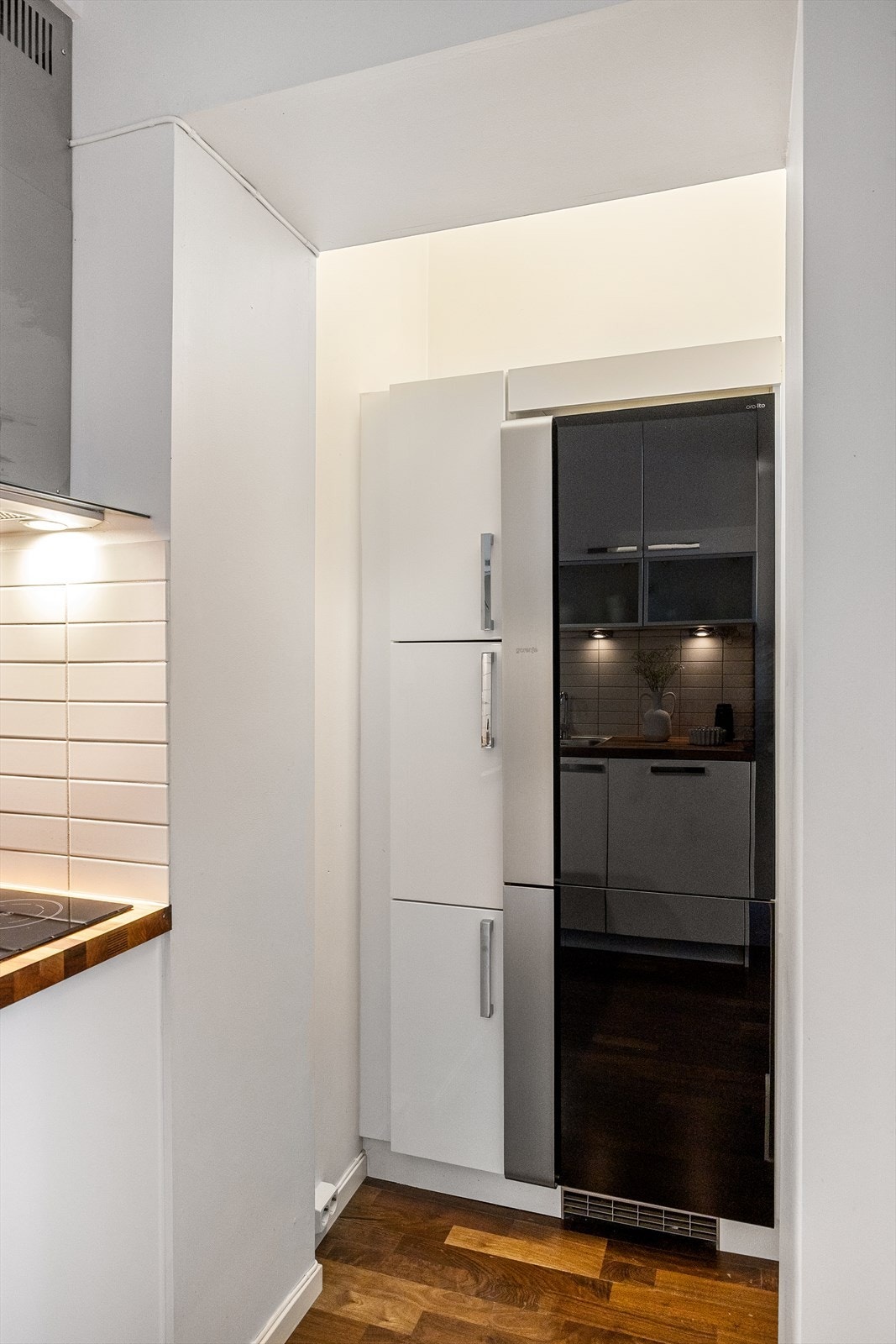 Kjøleskap fra Gorenje er praktsik plasser i egen nisje. Her er det også ekstra plass til lagring skap. Galleribilde