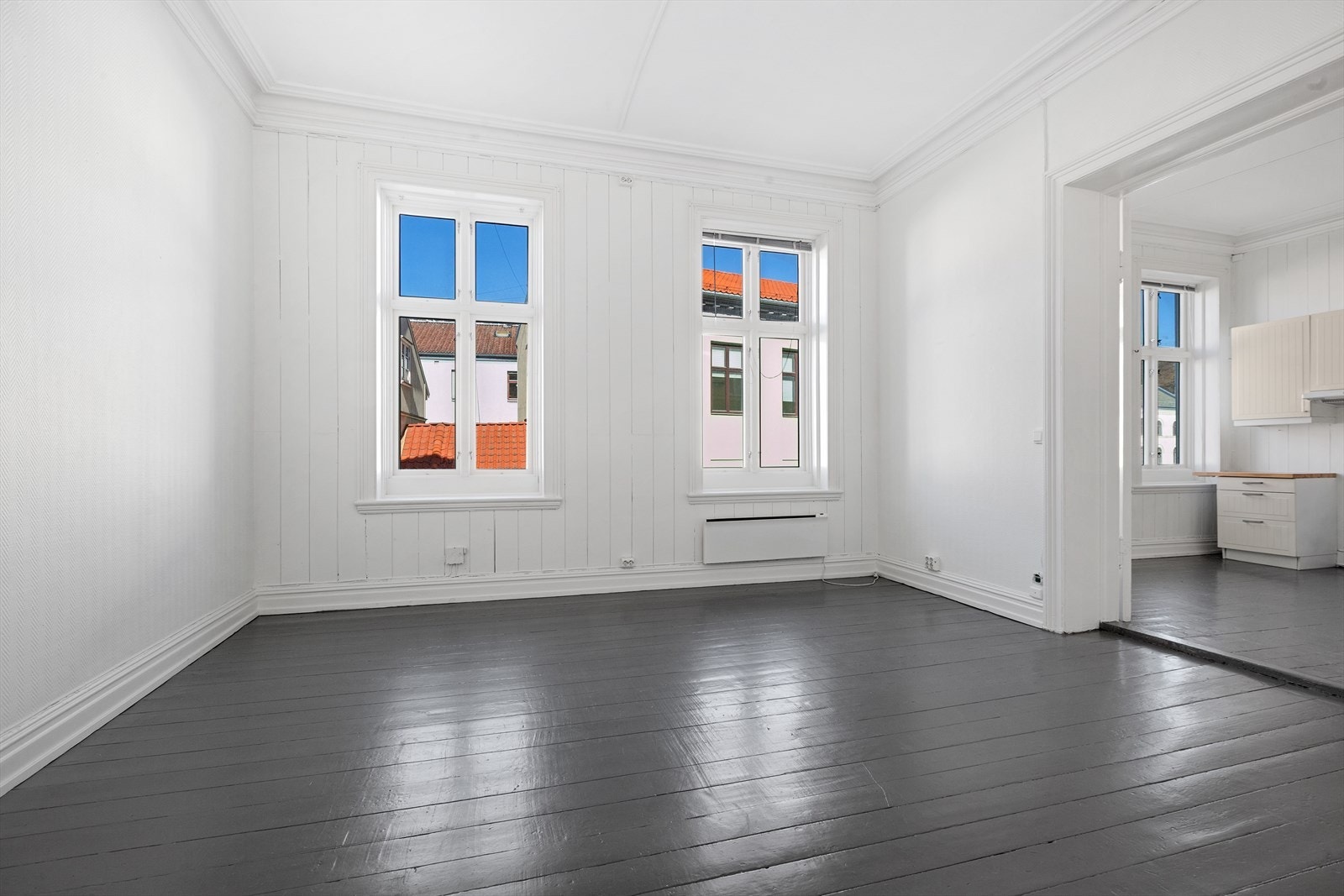 Alle gulvene i leiligheten bortsett fra bad/wc/vaskerom og innvendig bod er nymalt 2025, alle vegger og vinduskarmer i leiligheten bortsett fra innvendig bod er nymalt 2025 og alle innvendige tak bortsett fra innvendig bod er nymalt 2025 Galleribilde