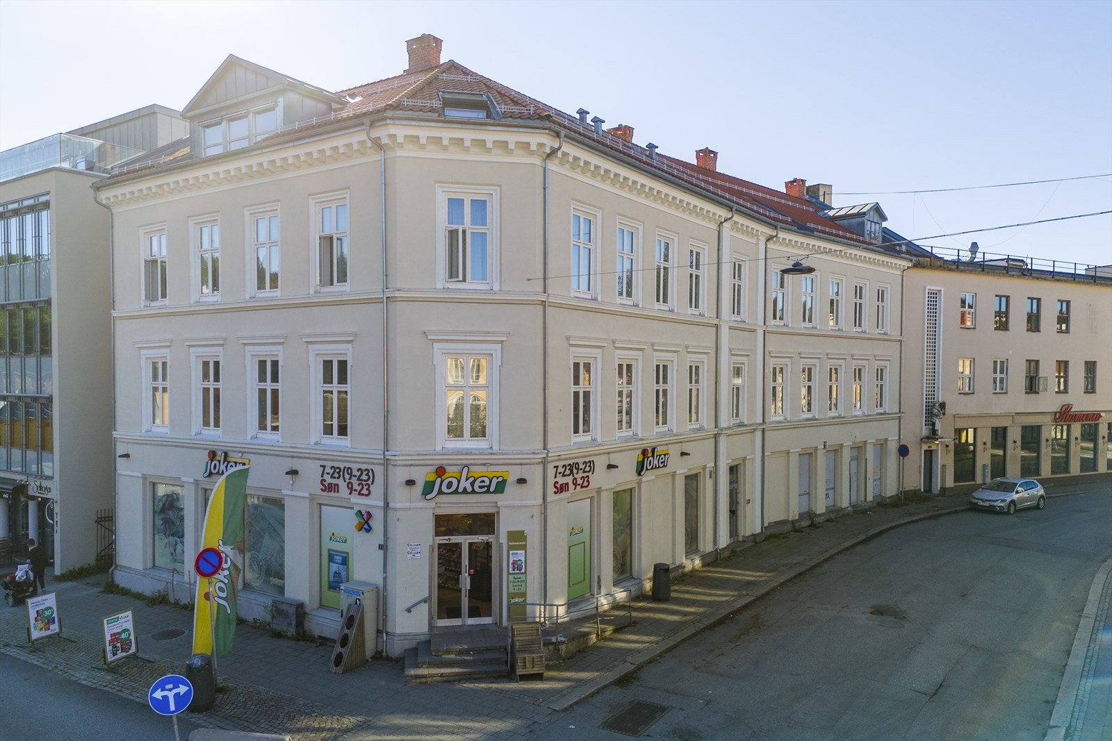 Det er Joker dagligvarebutikk (søndagsåpen) i det samme bygget som leiligheten Galleribilde