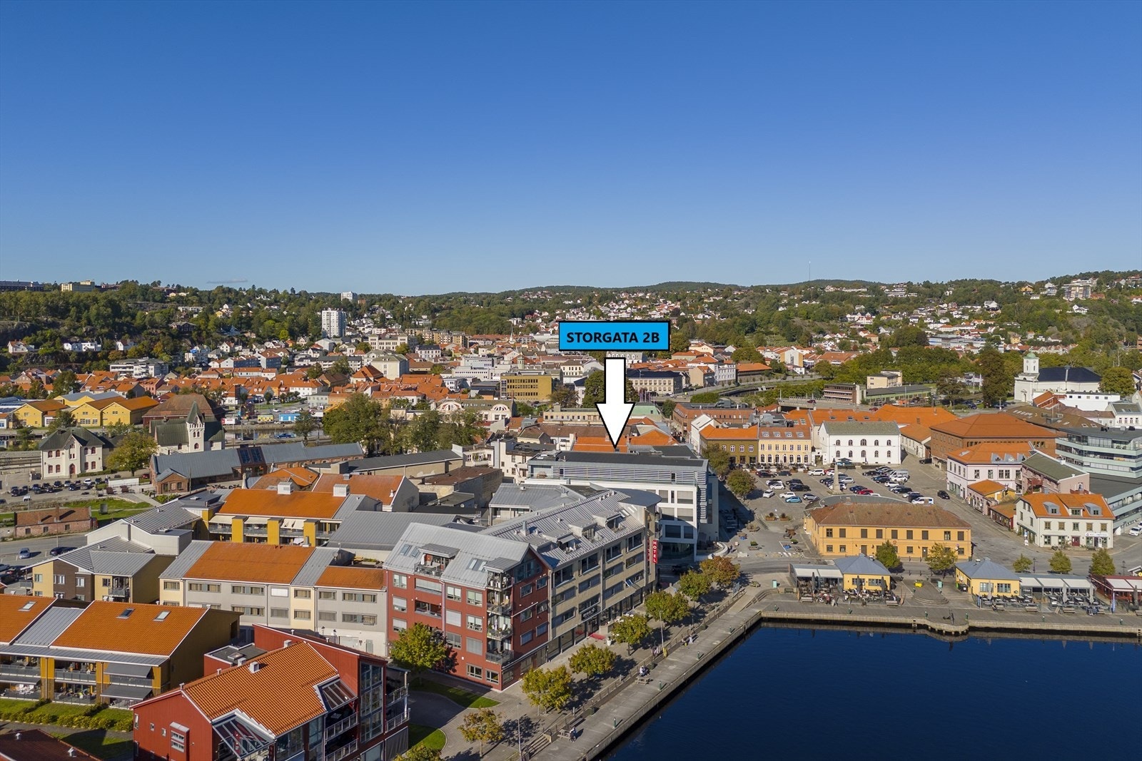 Umiddelbar nærhet til park, jernbanestasjon og bussholdeplass og fra leiligheten går du rett ut til byens trivelige torg og havneområde med et yrende liv med diverse restauranter, cafeer, puber, gjestehavn, apotek, bakeri, hoteller, kultursal m.m. Galleribilde