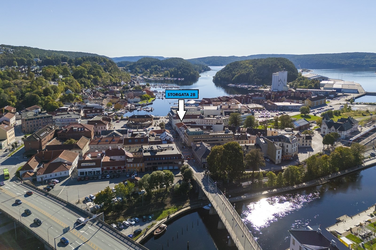 Fra leiligheten har du tilgang til fine tur og rekreasjonsområder blant annet langs bryggepromenaden, på Sauøya, ved Tyska og Hollenderen eller ut mot Eskeviken med badeplasser Galleribilde