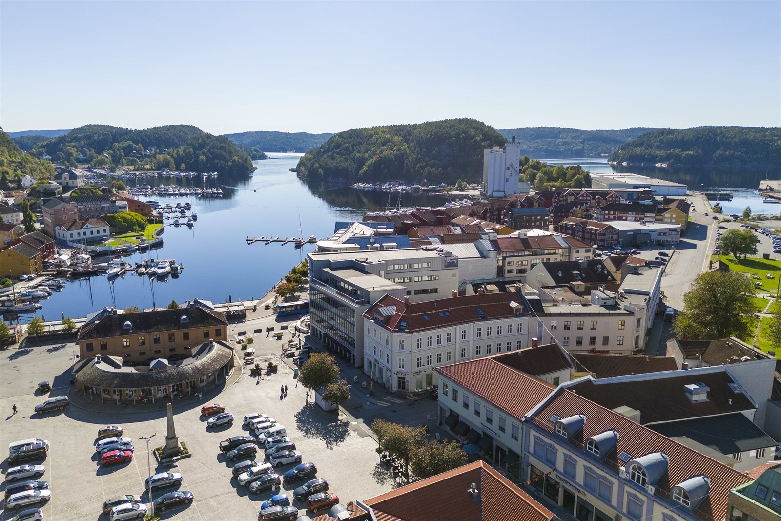 Leiligheten har en meget sentral beliggenhet grensende mot byens torg og havneområde på den populære sydsiden av Halden sentrum Galleribilde