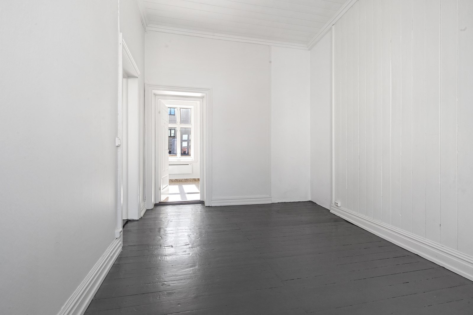 Soverom med malt tregulv, malt panel på vegger og malt panel i tak Galleribilde