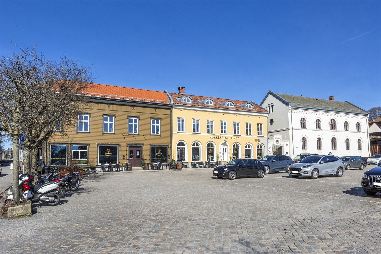 På byens trivelige torgområde finner du blant annet restauranter, cafeer, puber, uteserveringer, bakeri og dagligvarebutikk (søndagsåpent) Galleribilde