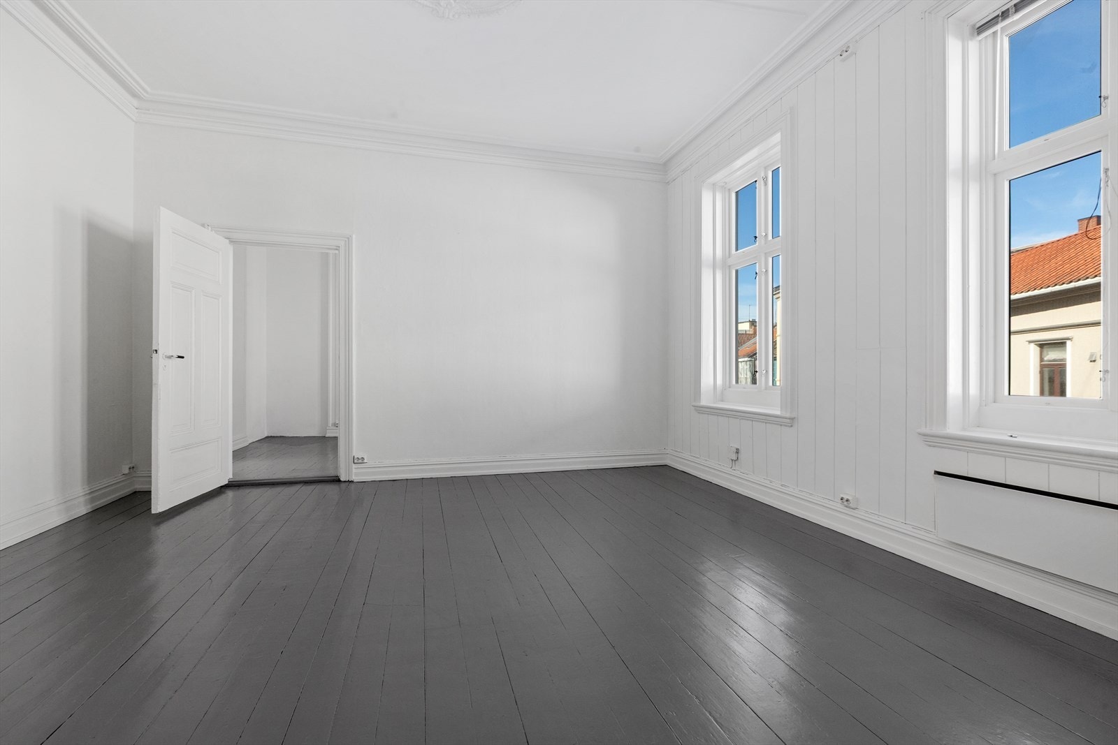 Generelt kan det sies at leiligheten er lys og trivelig med en sjarmerende klassisk stil og med en takhøyde på omkring 3,3 meter i alle rom Galleribilde