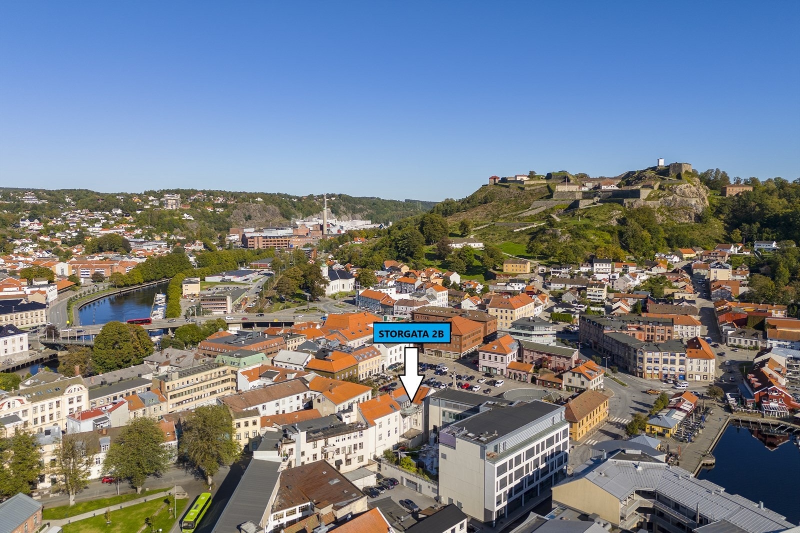 Det er kort gange via bratte brosteinsgater opp til flotte Fredriksten festning med blant annet fantastiske tur og rekreasjonsområder, jevnlige arrangementer og konserter, Halden golfklubbs golfbane m.m. Galleribilde