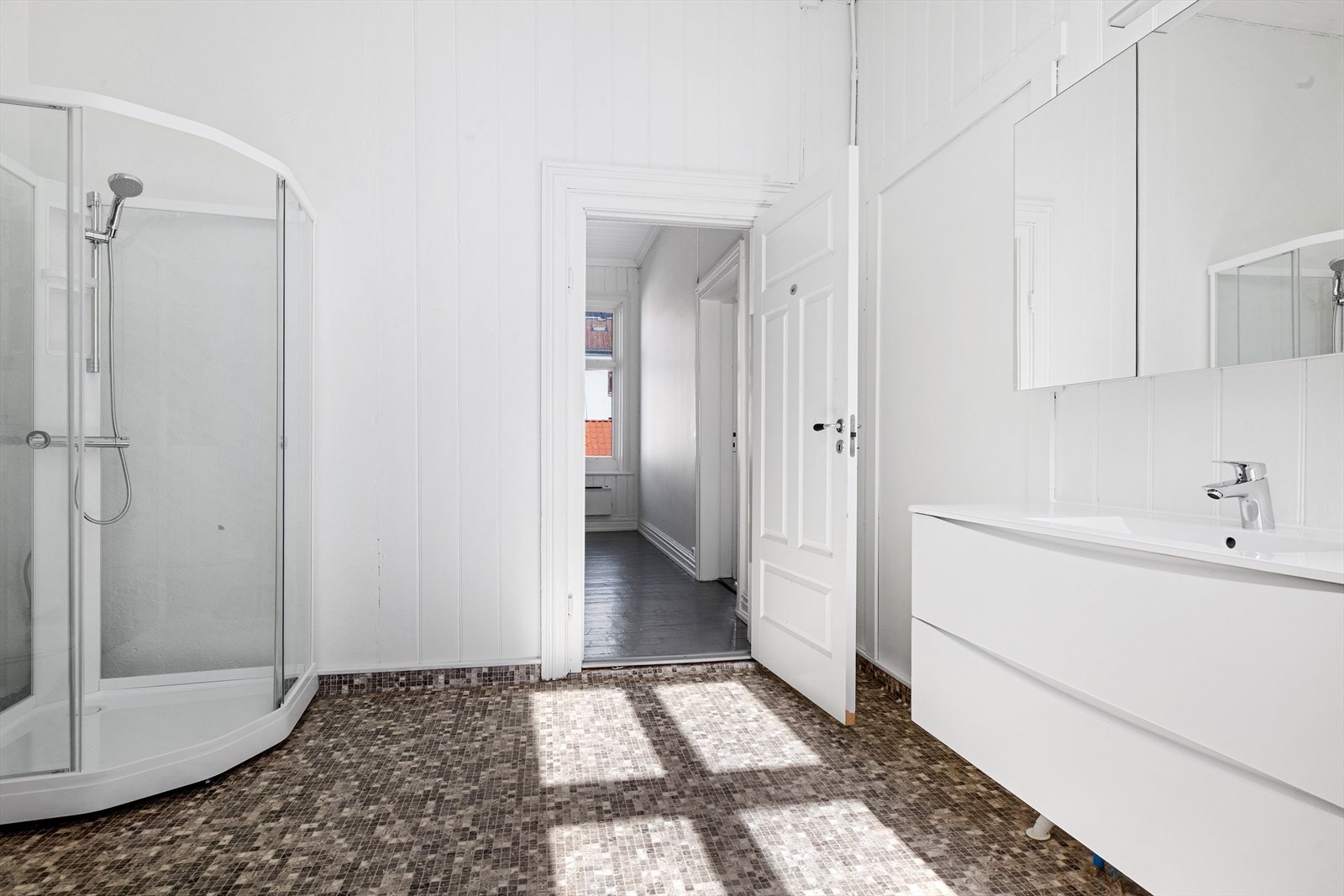 Bad/wc/vaskerom har belegg på gulv, malt panel på vegger og malt panel i tak. Det er nytt dusjkabinett, nytt toalett, ny baderomsinnredning og ny varmtvannsbereder fra 2025 Galleribilde