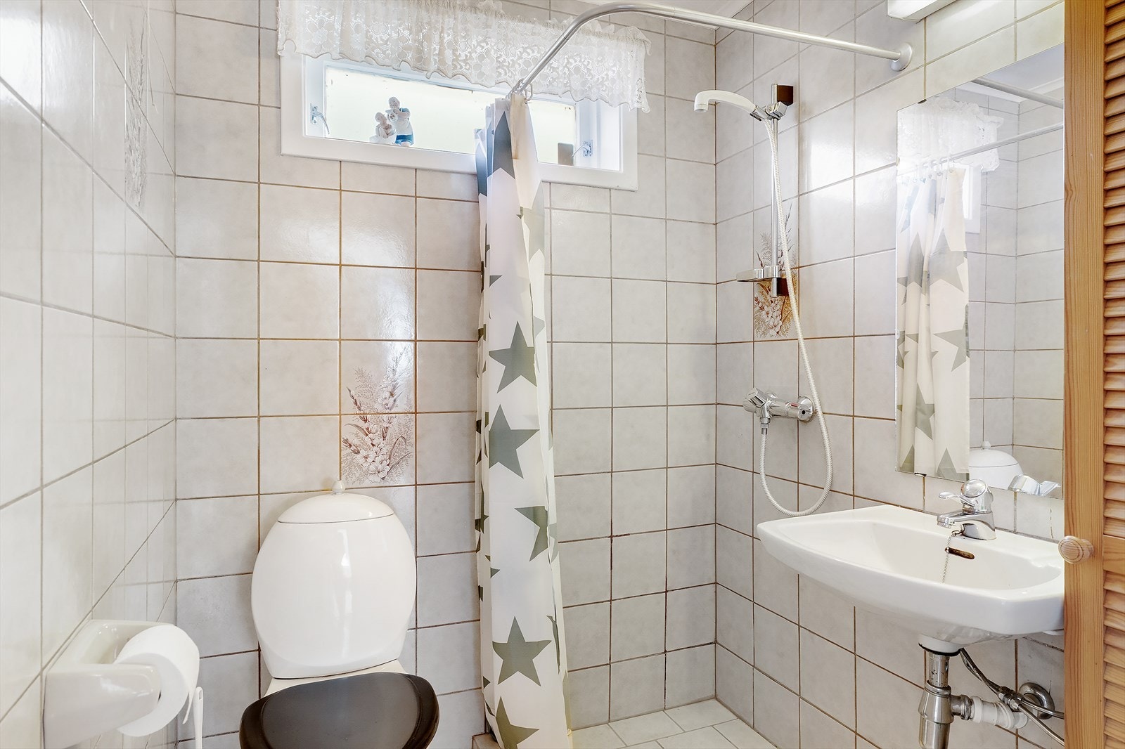 Helfliset bad i underetasjen Galleribilde