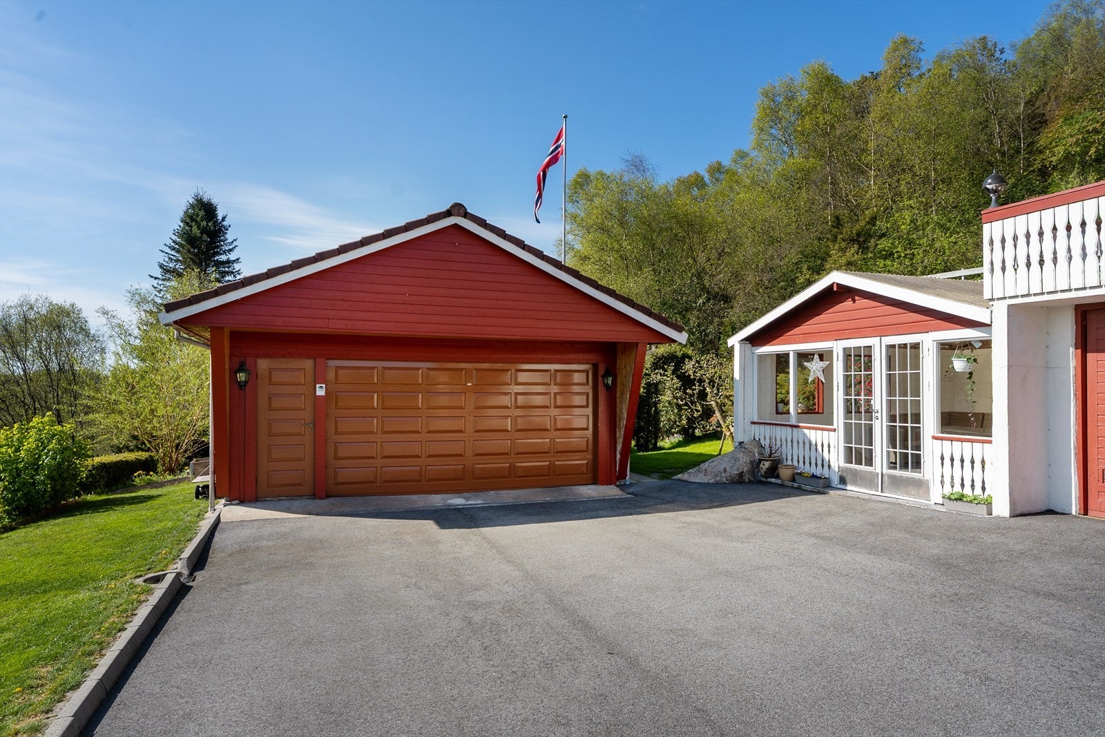 Romslig garasje med automatisk port Galleribilde