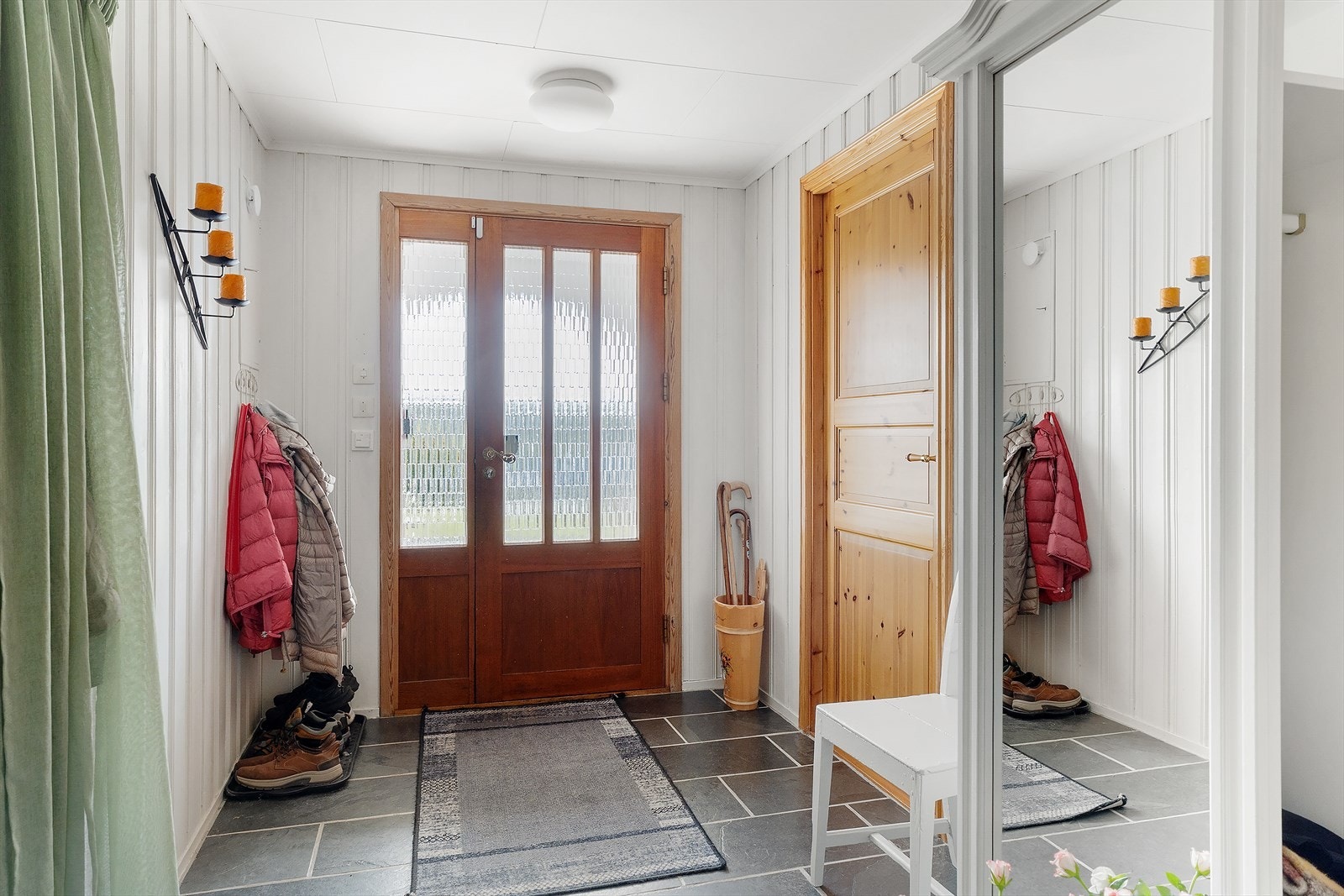 Velkommen inn! God plass til oppbevaring av yttertøy Galleribilde