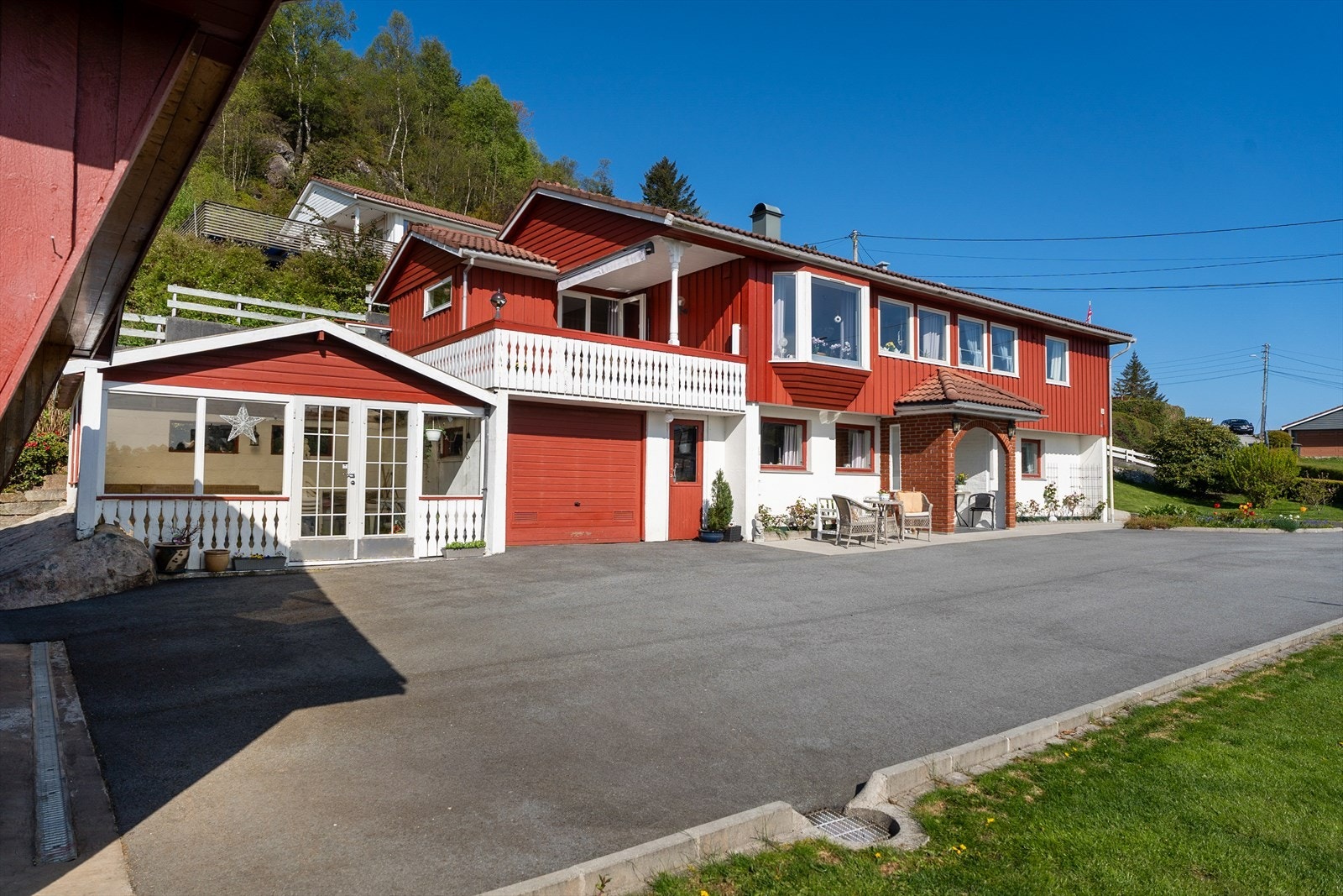 Gode parkeringsmuligheter i dobbel garasje, enkel garasje og i eget gårdsrom Galleribilde