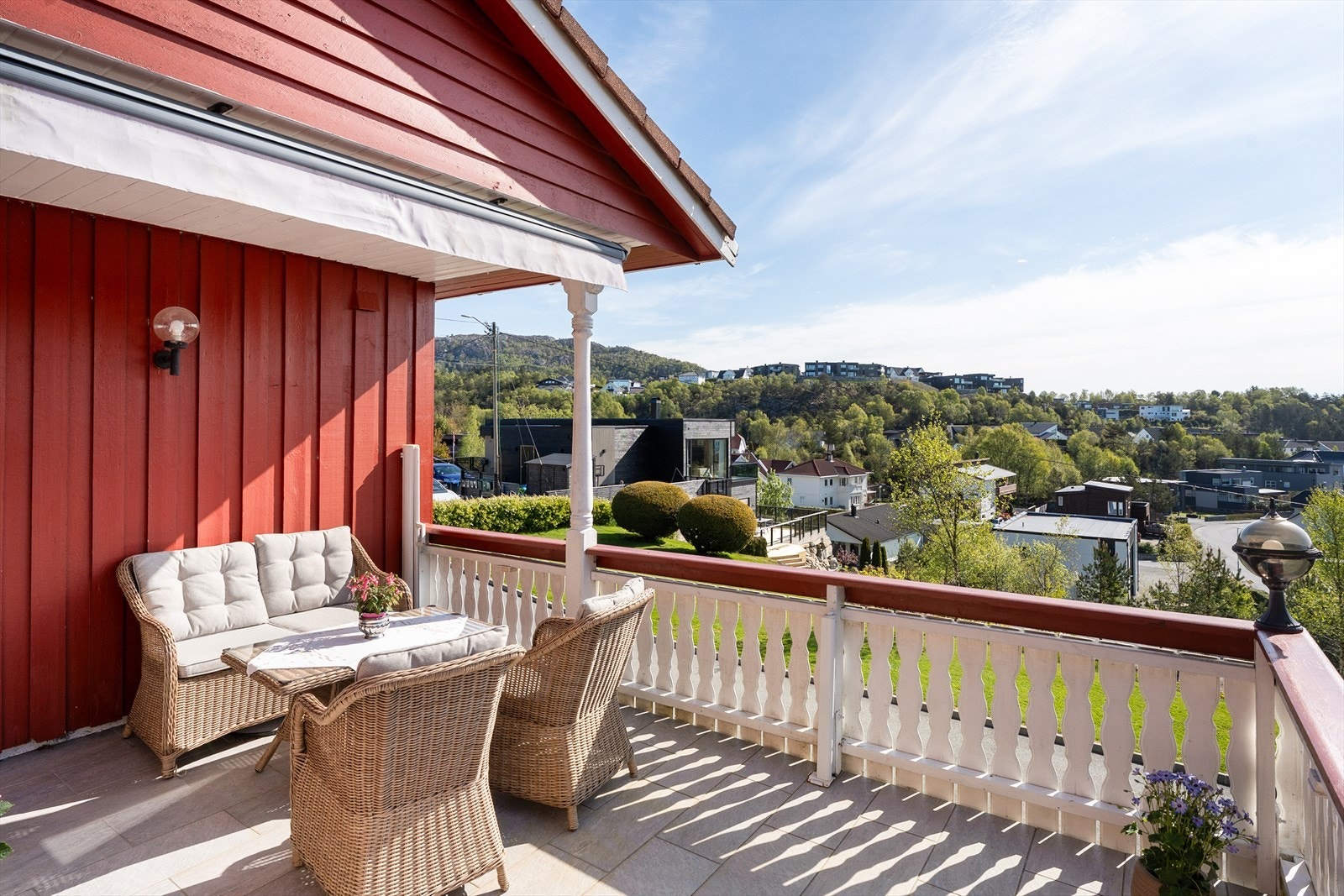 Sørvendt altan med utsikt og god plass til utemøbler. Galleribilde