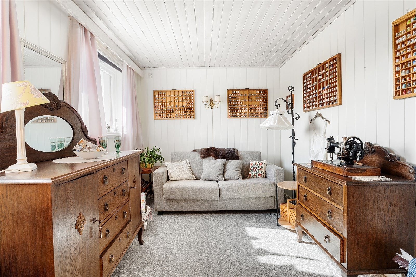 Soverom nr. 3 - Etasjen har totalt to soverom og en kjellerstue. Galleribilde