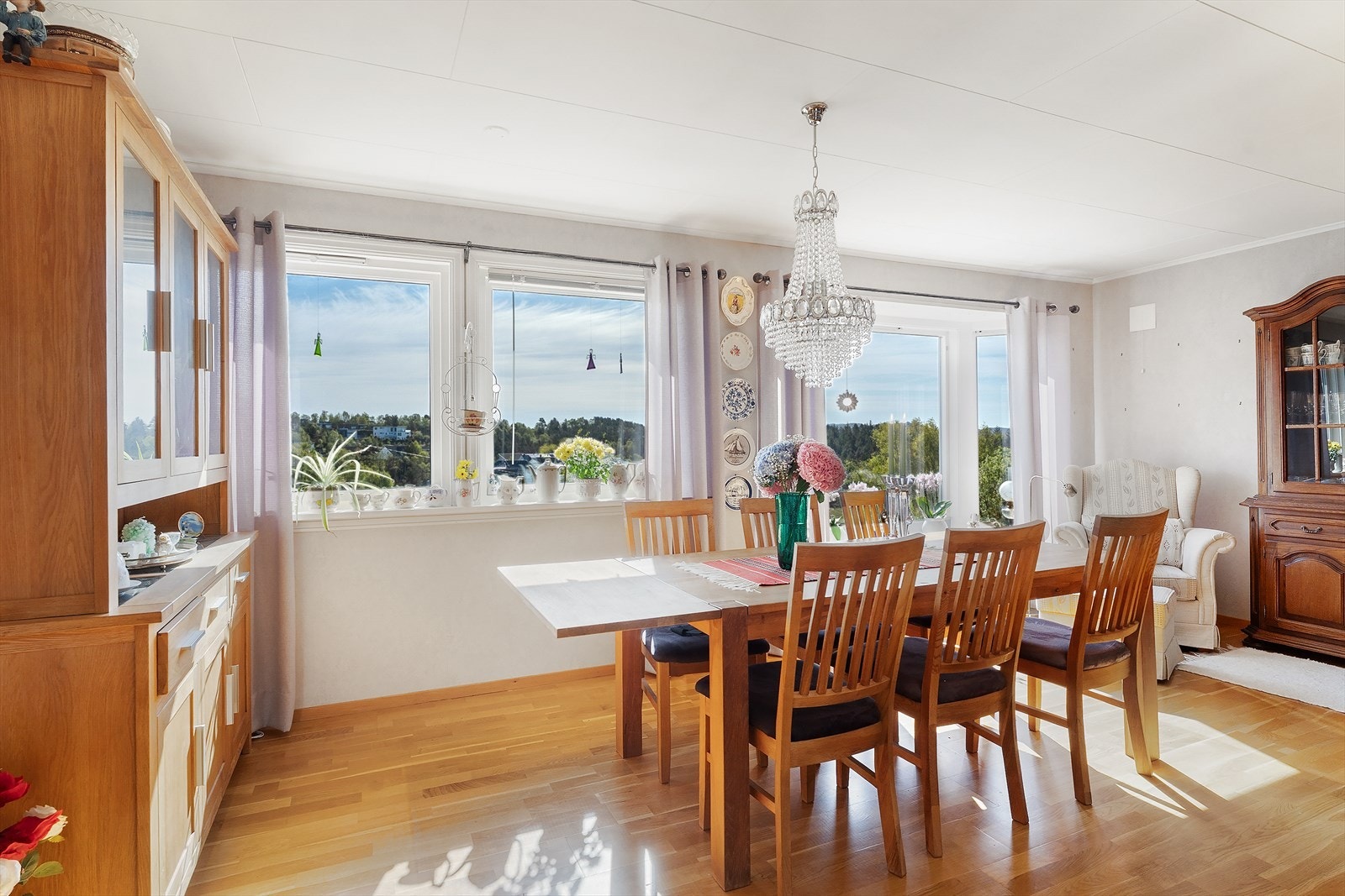 Eneboligen går over to plan som inneholder stue, kjøkken, fems soverom, to bad, kjellerstue, vaskerom, kjølerom og entré. Garasje Galleribilde