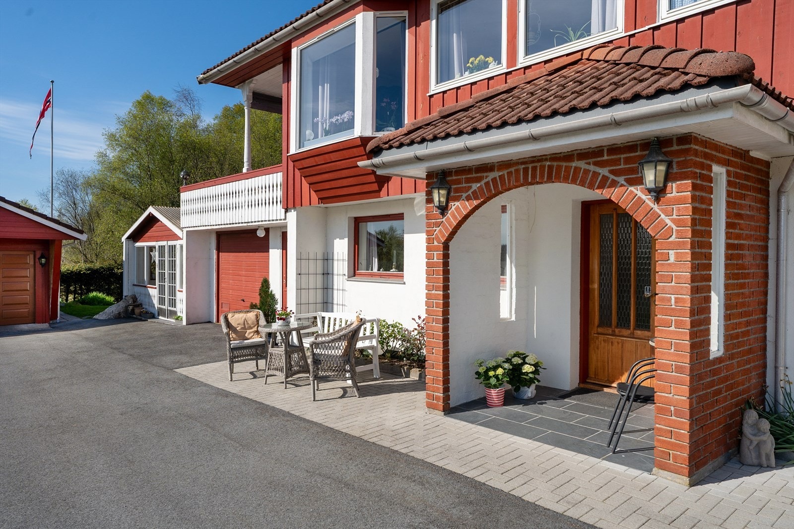 Flott og overbygget inngangsparti Galleribilde