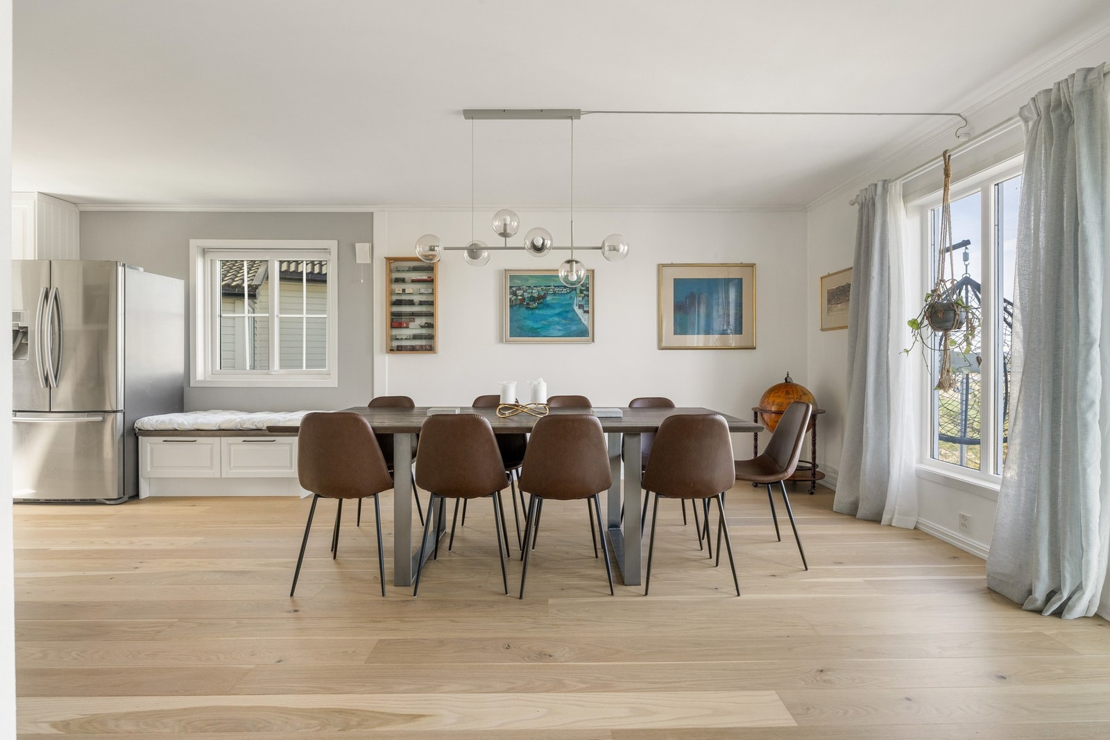 Rommet er stort så her kan du innrede med stort spisebord og invitere alle du kjenner på middag. Galleribilde