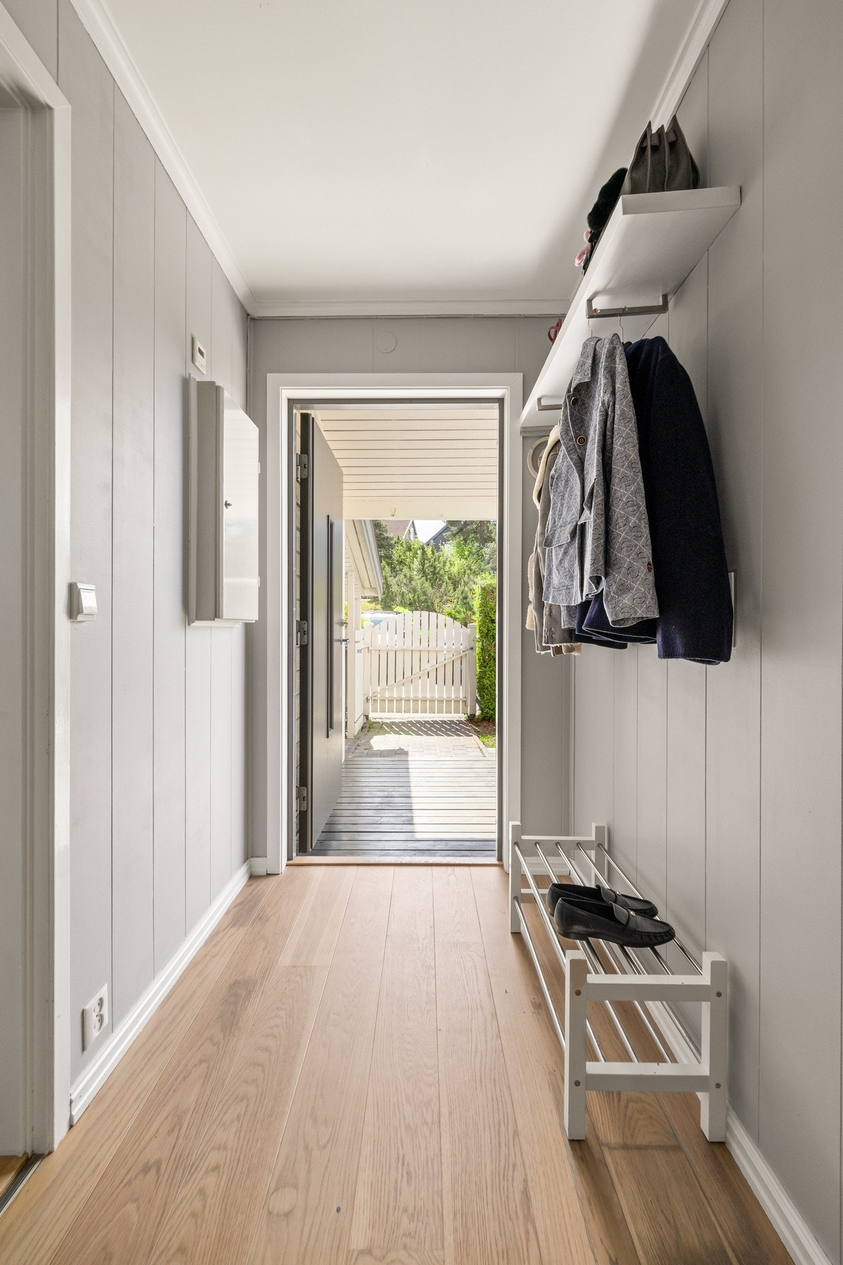 Velkommen inn! Entreen er romslig med plass til oppheng for jakker og sko. Galleribilde