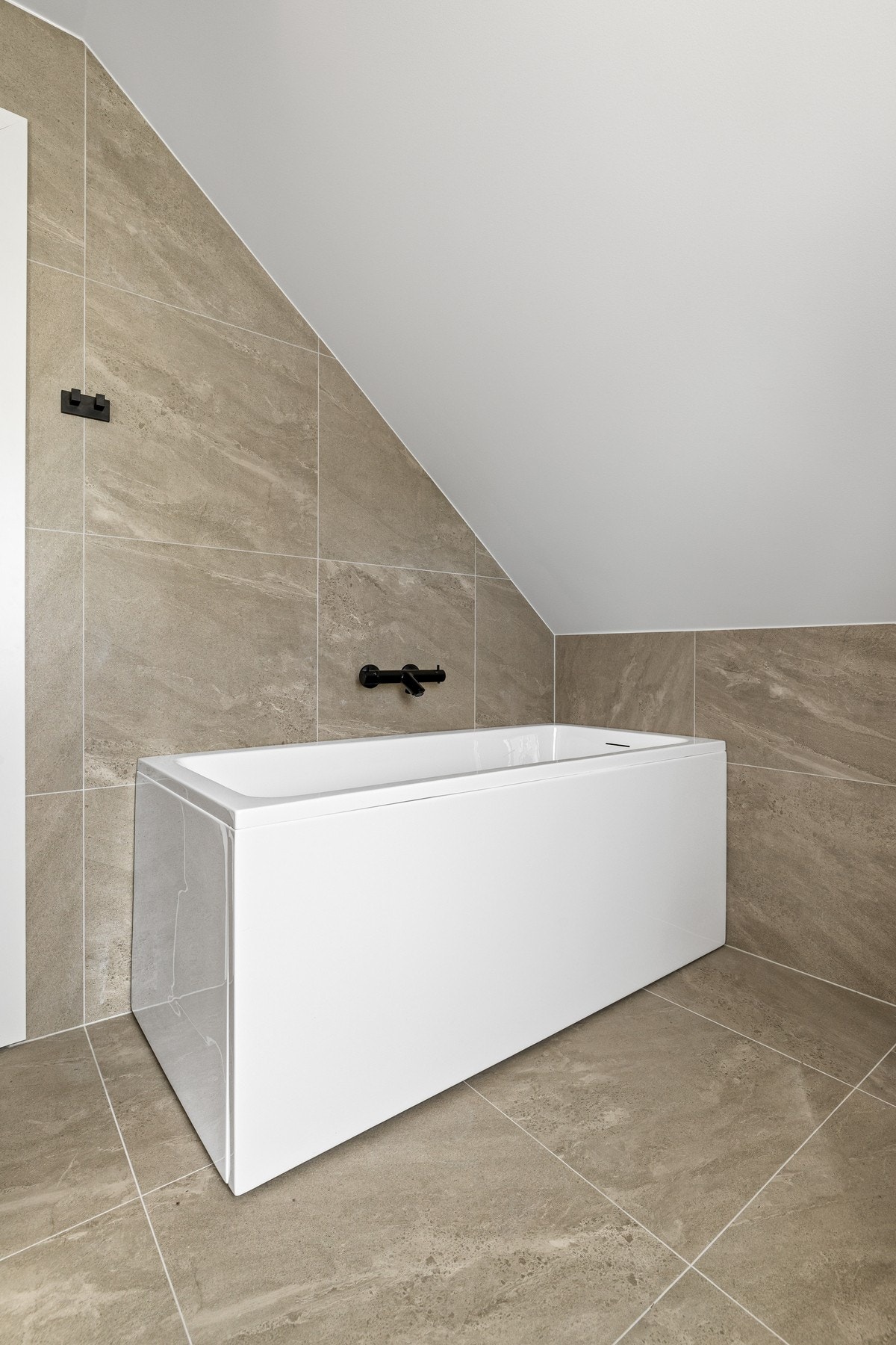 Her ble dusjen byttet ut for et deilig badekar for de som liker det. Galleribilde