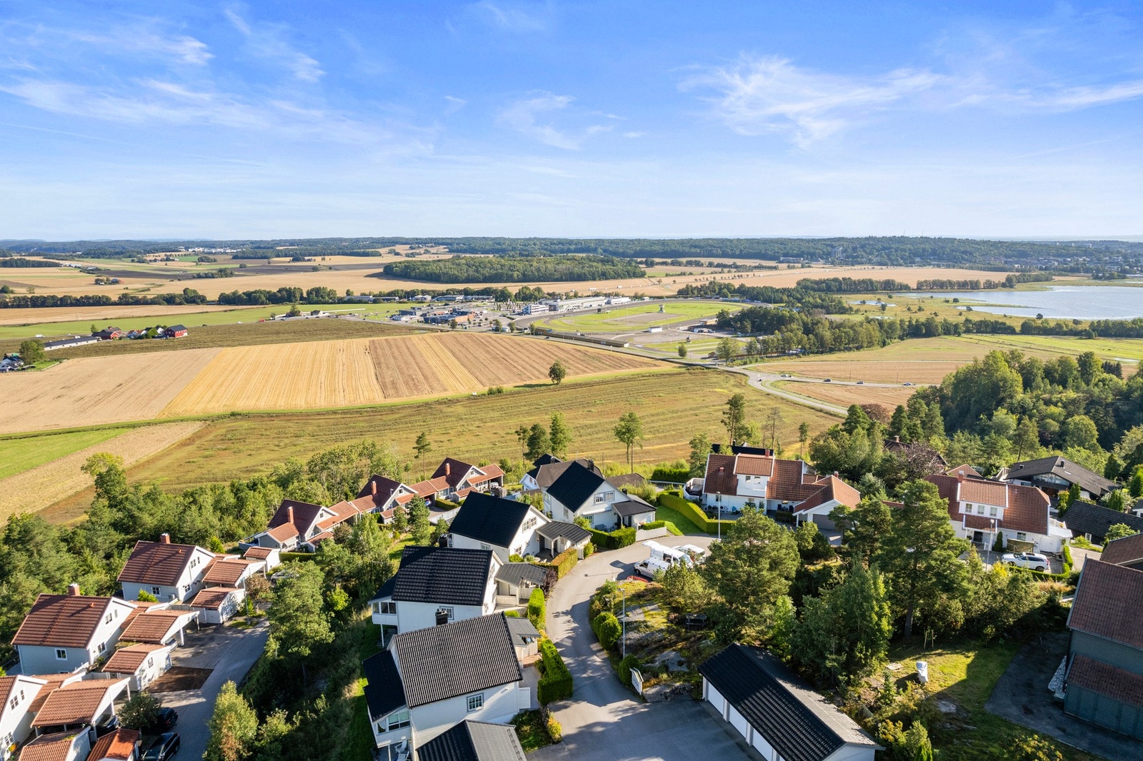 Dette er virkelig en bolig for dge som ønsker å bo rolige omgivelser i nærhet til både flotte turområder og sentrum med butikker, restauranter og alt av servicetilbud. Galleribilde