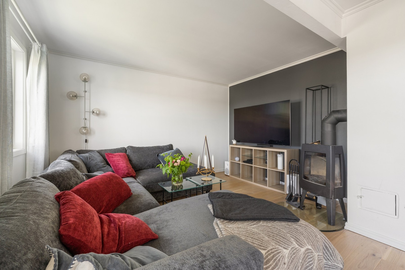 Vi tar turen inn igjen. Den smarte planløsningen gir oppholdsrommet en egen TV-krok med plass til stor sofagruppe, bord og TV selvfølgelig. Galleribilde