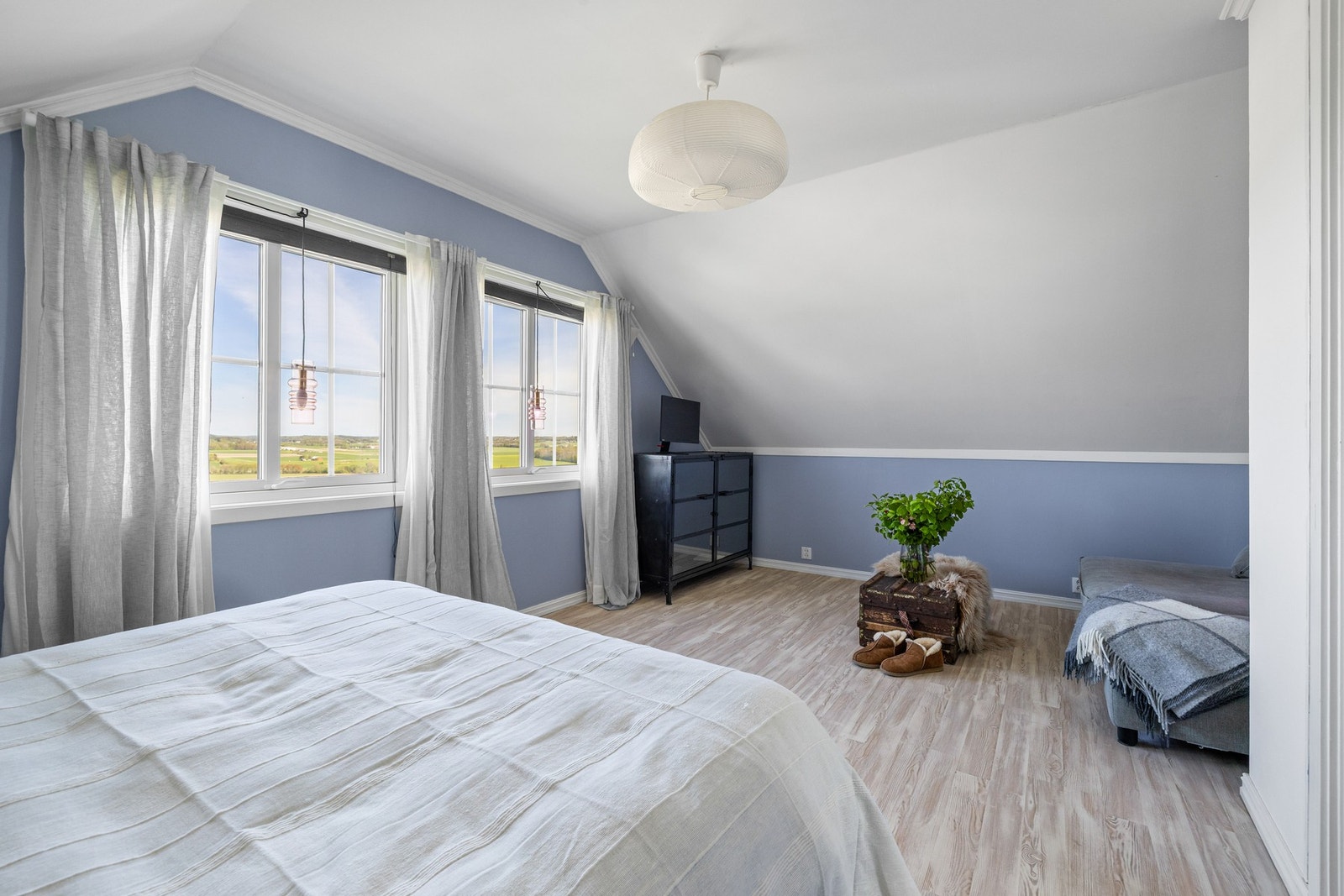 Rommet er så stort at om du har behov fo en ekstra tv-sue kan du innrede me det og her. Galleribilde