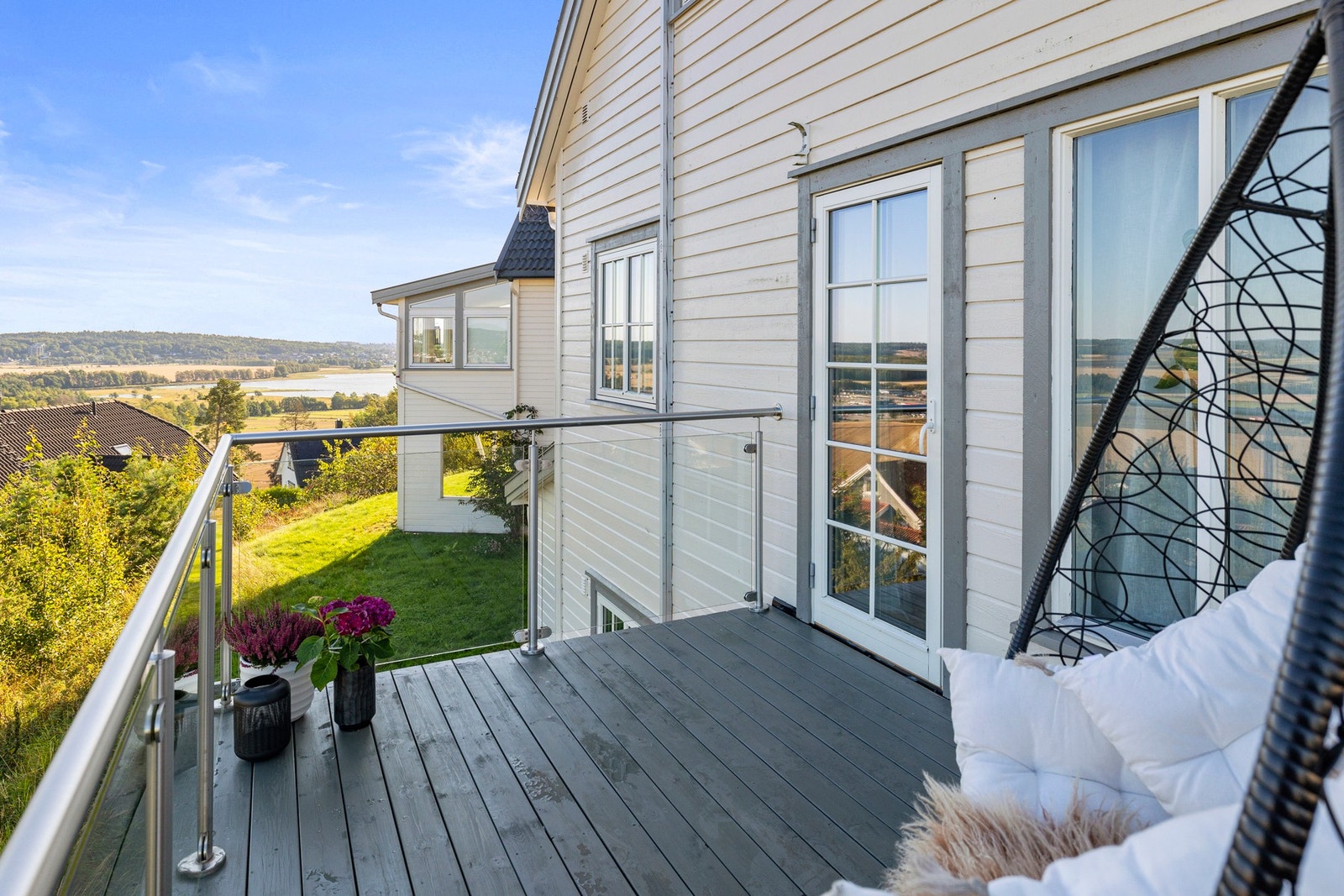 I tillegg til flott utsyn byr verandaen på god størrelse slik at du kan innrede akkurat som du vil. Galleribilde