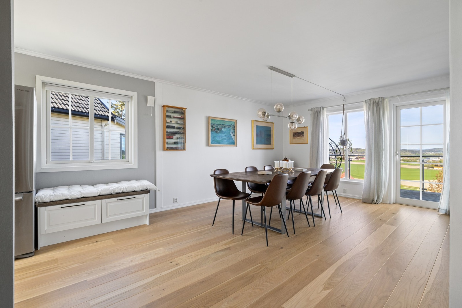 Vi starter med det naturlige oppholdsrommet som byr på store vindusflater og rikelig med naturlig sollys. Galleribilde