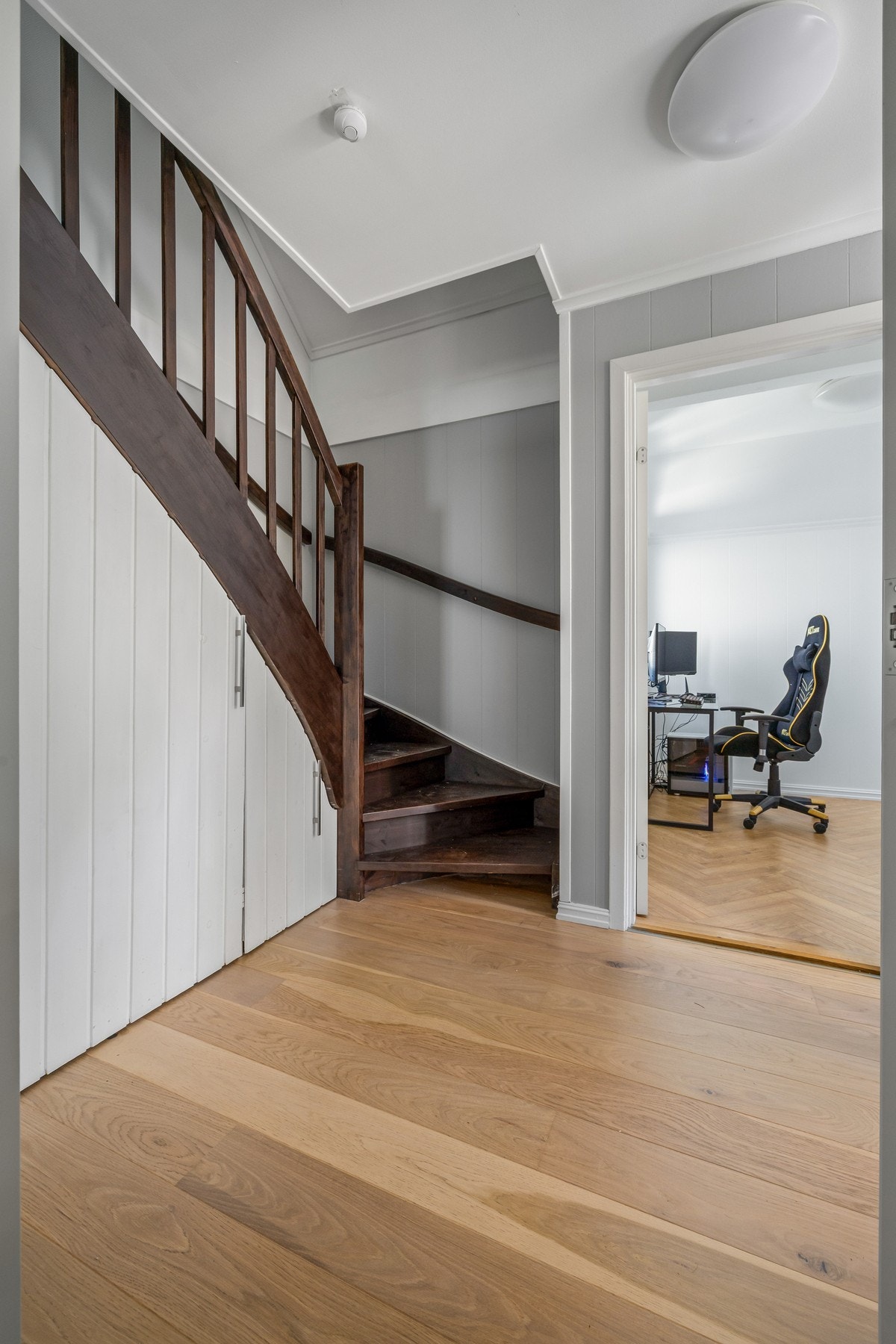 Før vi tar turen opp tre trappen som fo øvrig ble pusset og beiset i år, skal vi se på det første av totalt tre soverom. Galleribilde