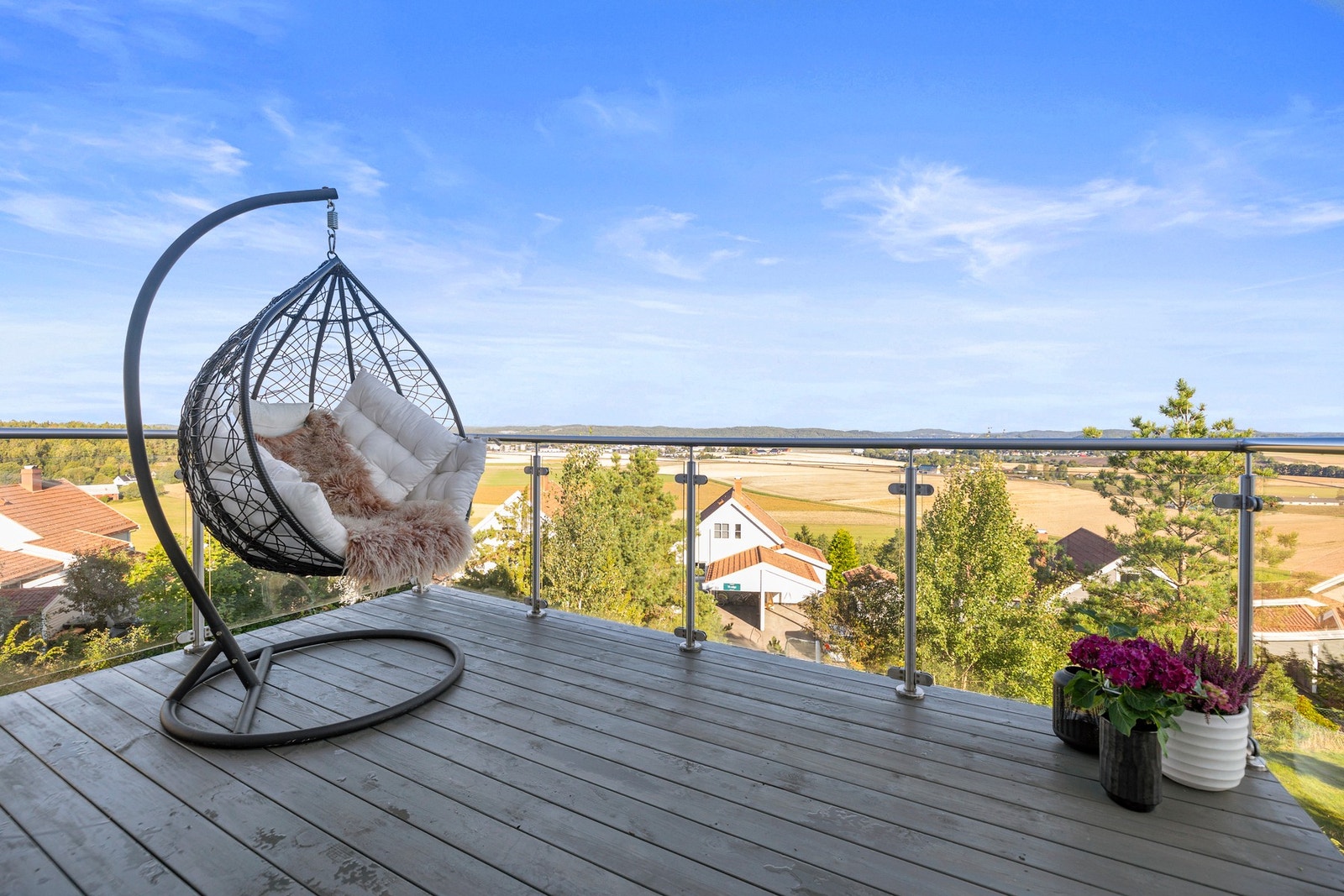Balkongen er stor og byr på utsikt så langt øyet kan se. Galleribilde